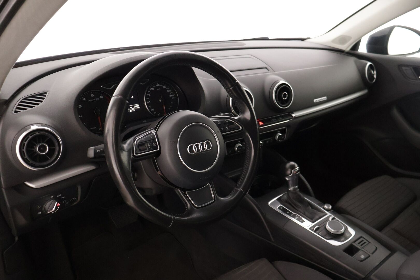 Audi A3 2016 Sedan Business Sport 1,8 TFSI 132 kW quattro S tronic * Vakkari / Sporttipenkit / P-tutka / Bluetooth / LED-valot * - * Suomi-auto / Kahdet renkaat omilla alumiinivanteilla! *