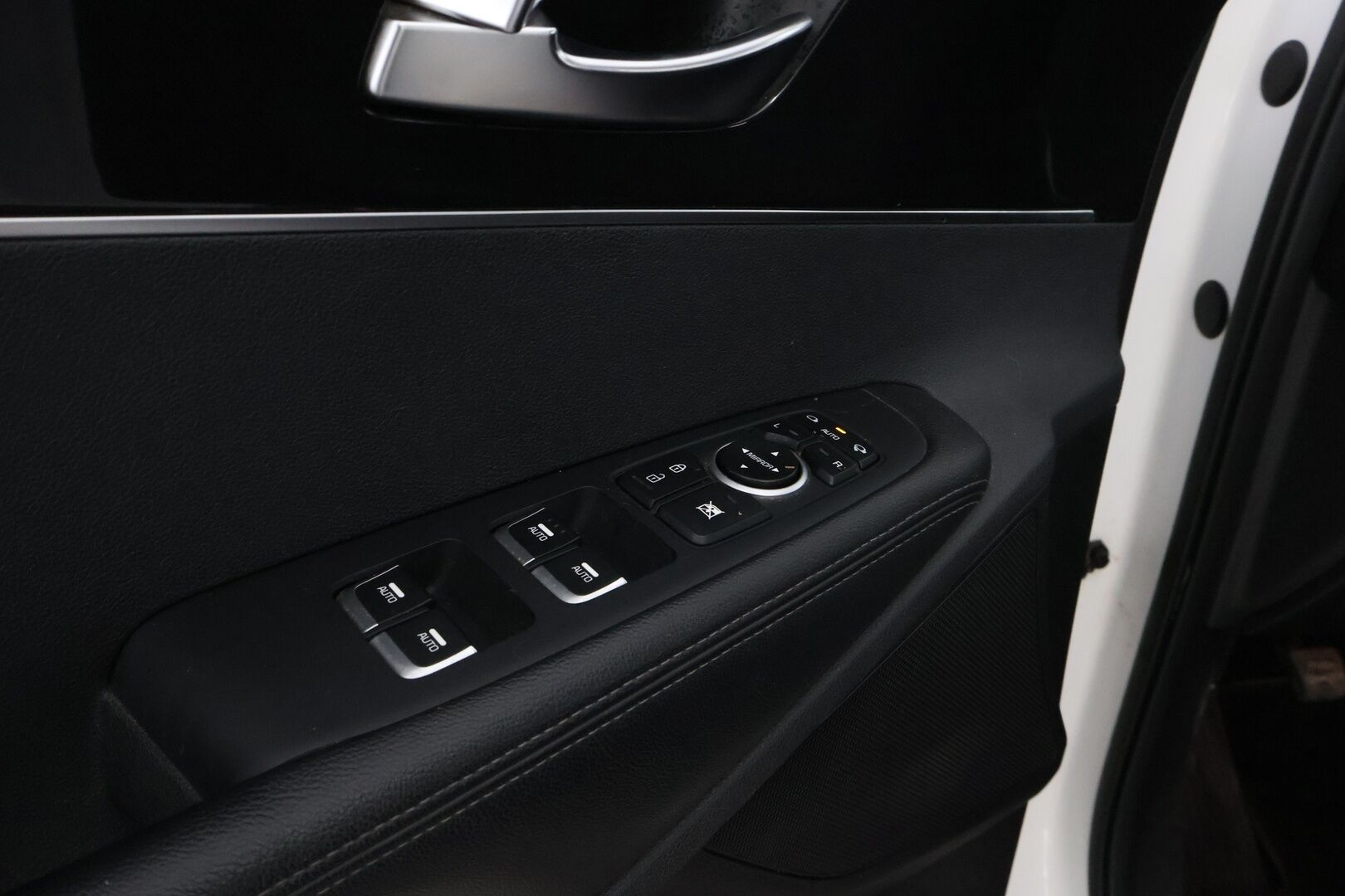 Kia Sorento 2015 2,2 CRDi AWD Business A/T 5P * Suomiauto / Webasto / Vetokoukku / Peruutuskamera Xenon / Ratinlämmitys / Navi / 4x Penkinlämmitys - Juuri huollettu ja katsastettu / 2x Renkaat aluvantein / Juuri tullut Tampereelle!