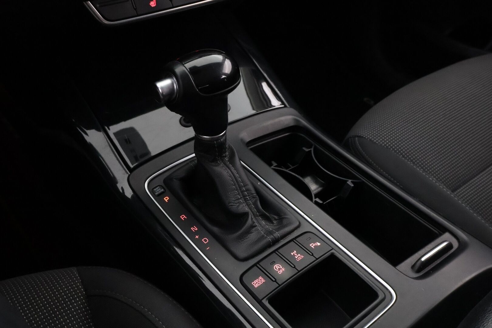 Kia Sorento 2015 2,2 CRDi AWD Business A/T 5P * Suomiauto / Webasto / Vetokoukku / Peruutuskamera Xenon / Ratinlämmitys / Navi / 4x Penkinlämmitys - Juuri huollettu ja katsastettu / 2x Renkaat aluvantein / Juuri tullut Tampereelle! - HULLU BLACKWEEK KORKOTARJOUS 2,49%