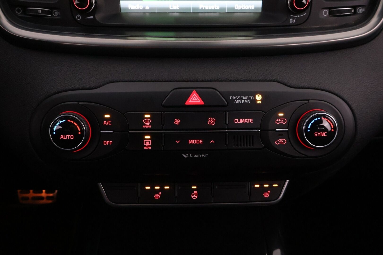 Kia Sorento 2015 2,2 CRDi AWD Business A/T 5P * Suomiauto / Webasto / Vetokoukku / Peruutuskamera Xenon / Ratinlämmitys / Navi / 4x Penkinlämmitys - Juuri huollettu ja katsastettu / 2x Renkaat aluvantein / Juuri tullut Tampereelle!