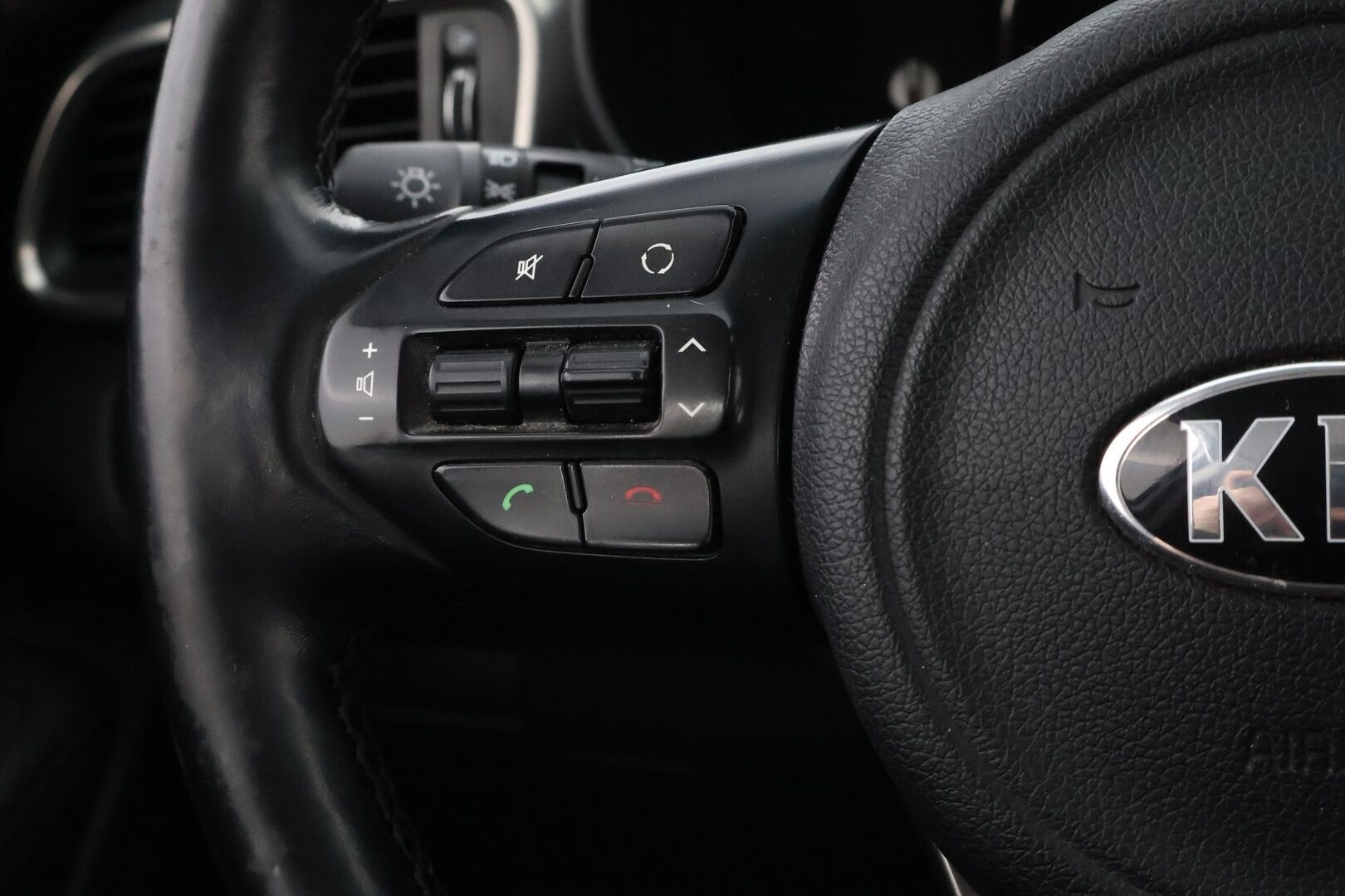 Kia Sorento 2015 2,2 CRDi AWD Business A/T 5P * Suomiauto / Webasto / Vetokoukku / Peruutuskamera Xenon / Ratinlämmitys / Navi / 4x Penkinlämmitys - Juuri huollettu ja katsastettu / 2x Renkaat aluvantein / Juuri tullut Tampereelle! - HULLU BLACKWEEK KORKOTARJOUS 2,49%