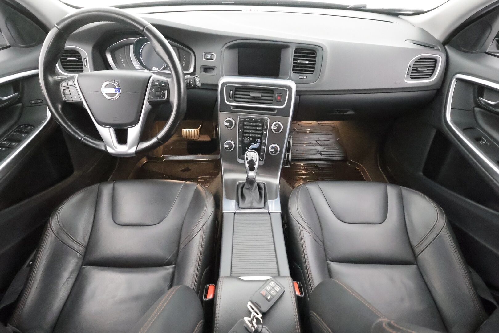 Volvo V60 Cross Country 2016 D3 Business Summum aut - | Webasto | Koukku | Nahkasisusta | Muistipenkki | Navi | Vakkari | Suomi-auto | Kahdet renkaat aluvanteilla |