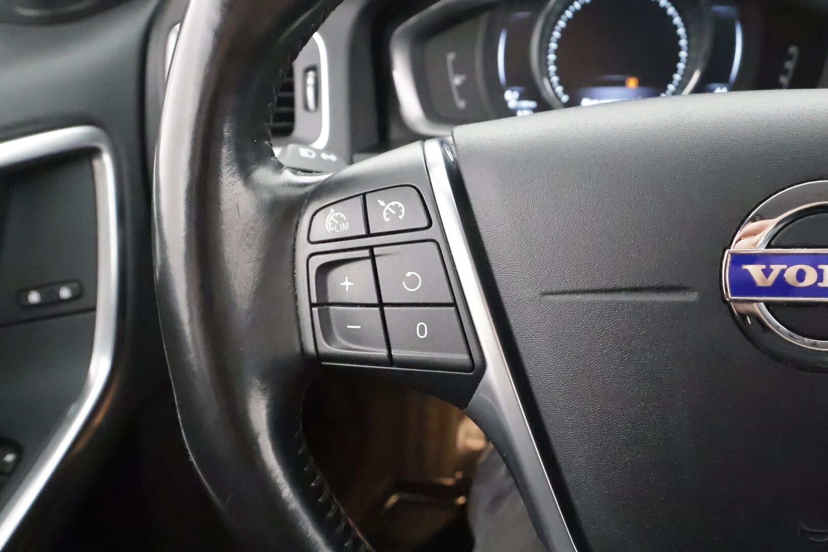 Volvo V60 Cross Country 2016 D3 Business Summum aut - | Webasto | Koukku | Nahkasisusta | Muistipenkki | Navi | Vakkari | Suomi-auto | Kahdet renkaat aluvanteilla |