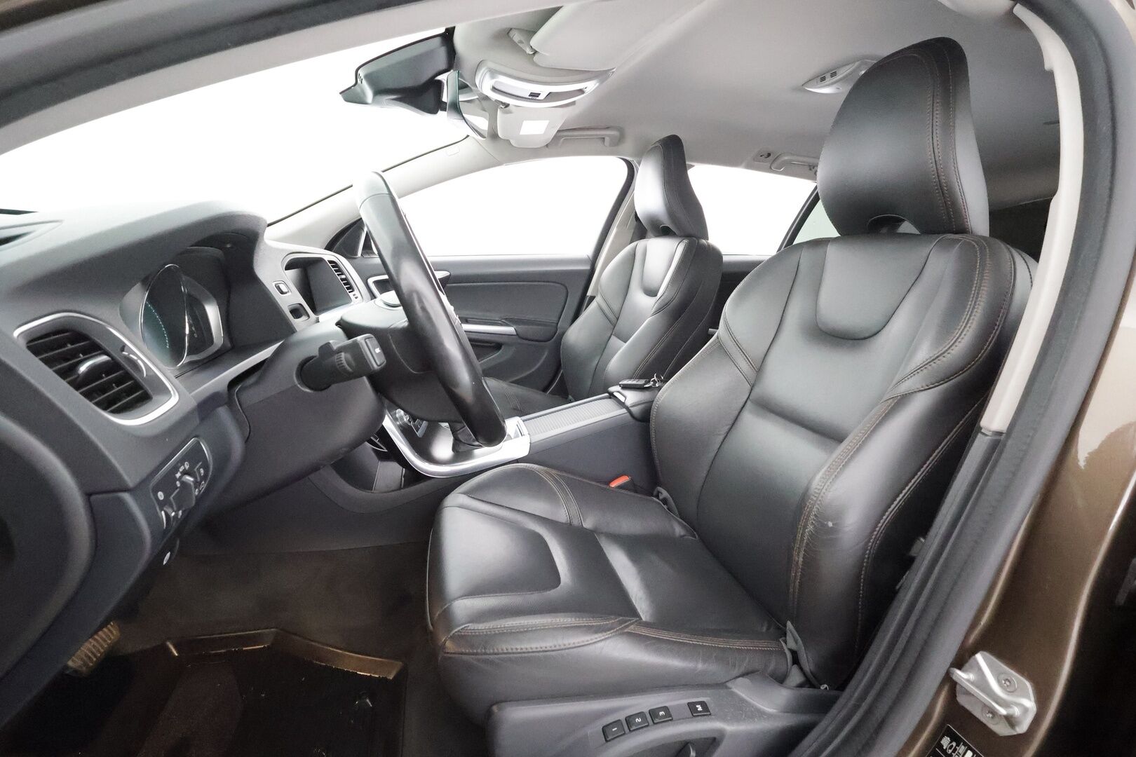 Volvo V60 Cross Country 2016 D3 Business Summum aut - | Webasto | Koukku | Nahkasisusta | Muistipenkki | Navi | Vakkari | Suomi-auto | Kahdet renkaat aluvanteilla |