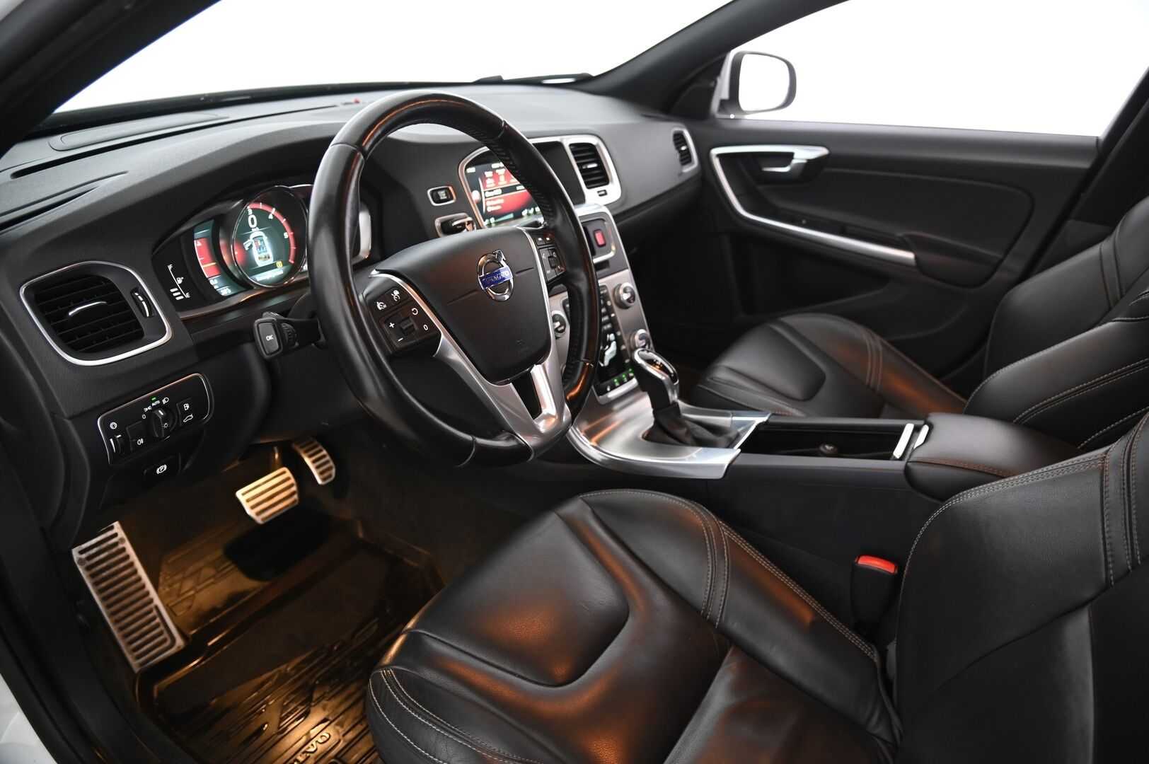 Volvo V60 2016 D4 Business Summum Edition aut - ACC | VOC | Koukku | Sähkönahat muistilla | Näytöt takana | Digimittari | Ratinlämmitin | 