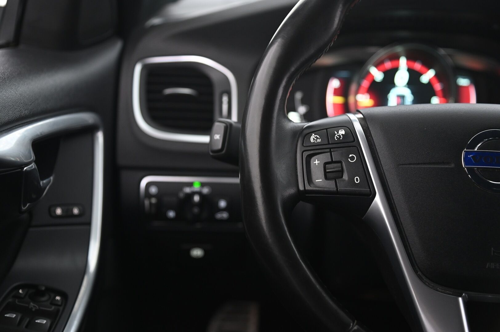 Volvo V60 2016 D4 Business Summum Edition aut - ACC | VOC | Koukku | Sähkönahat muistilla | Näytöt takana | Digimittari | Ratinlämmitin | 