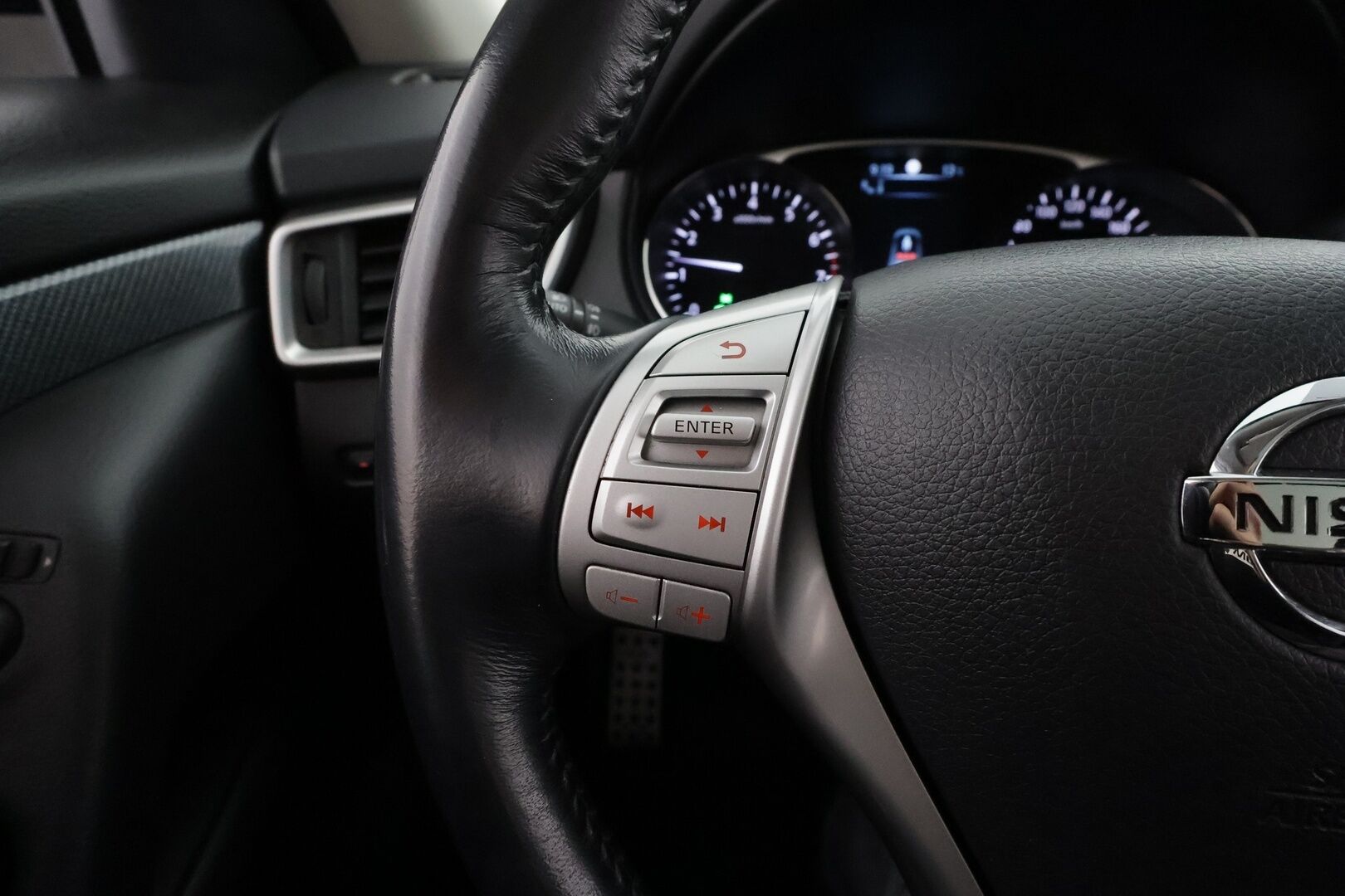 Nissan X-Trail 2016 DIG-T 163 Tekna 2WD 6 MT Moonroof E6 * Vakkari / Lohko&Sisä / Koukku / 360-Kamera / Sähköpenkit / Panorama * - Suomi-auto / Kahdet renkaat