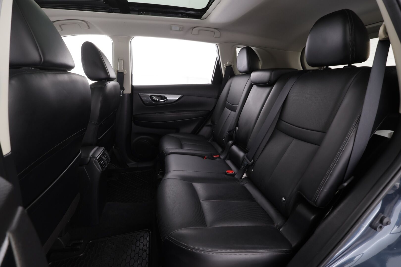 Nissan X-Trail 2016 DIG-T 163 Tekna 2WD 6 MT Moonroof E6 * Vakkari / Lohko&Sisä / Koukku / 360-Kamera / Sähköpenkit / Panorama * - Suomi-auto / Kahdet renkaat