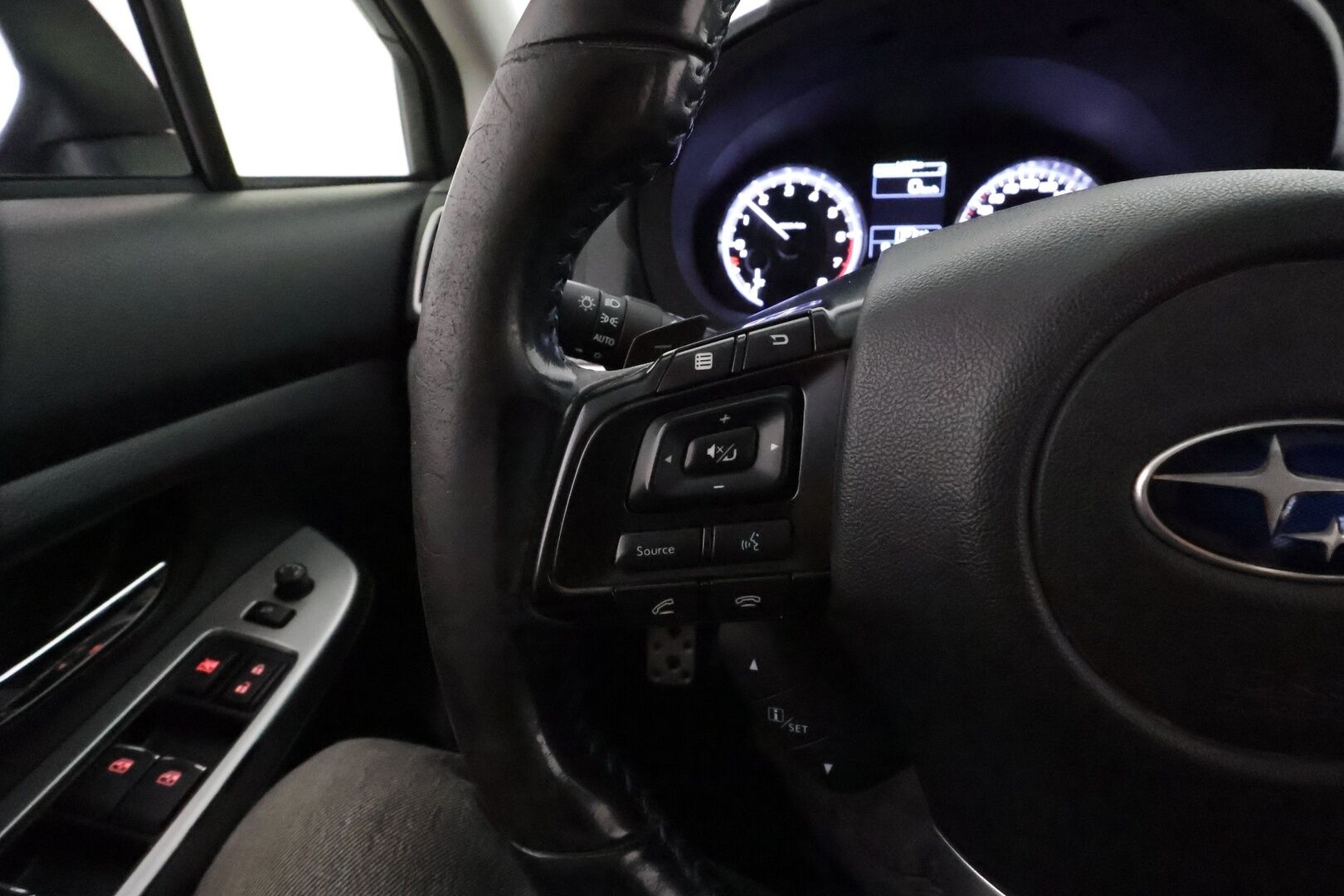 Subaru Levorg 2016 1,6i GT-S CVT **Lasikattoluukku / Koukku / P.Kamera / Nahkaverhoilu / Katveavustin / Navi / Vakkari** - Kahdet Renkaat
