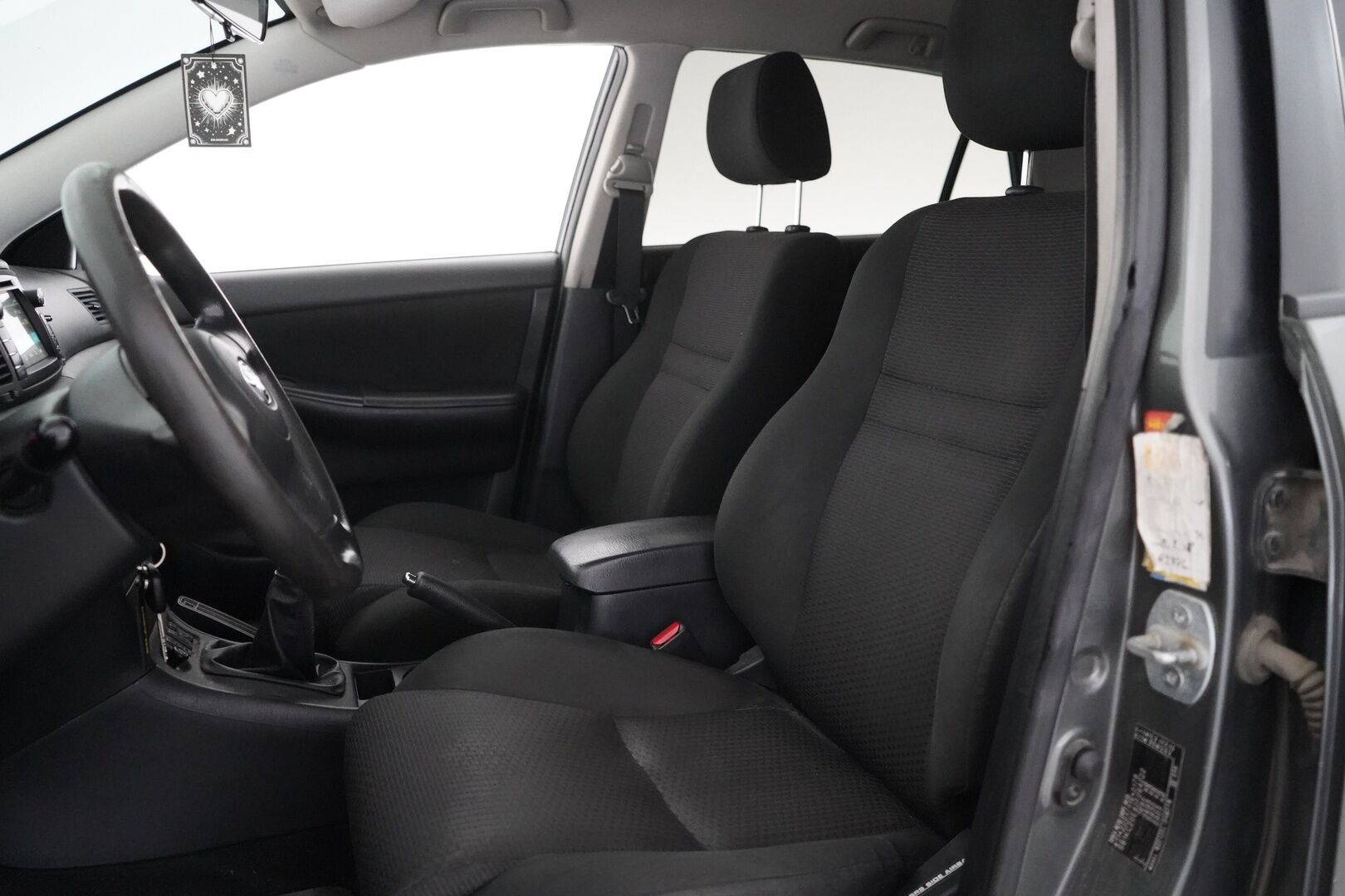 Toyota Corolla 2007 Hatchback 1.4 D-4D - Myydään huutokaupat.com - Vetokoukku | Cruise | Ilmastointi | Kahdet renkaat vanteilla 