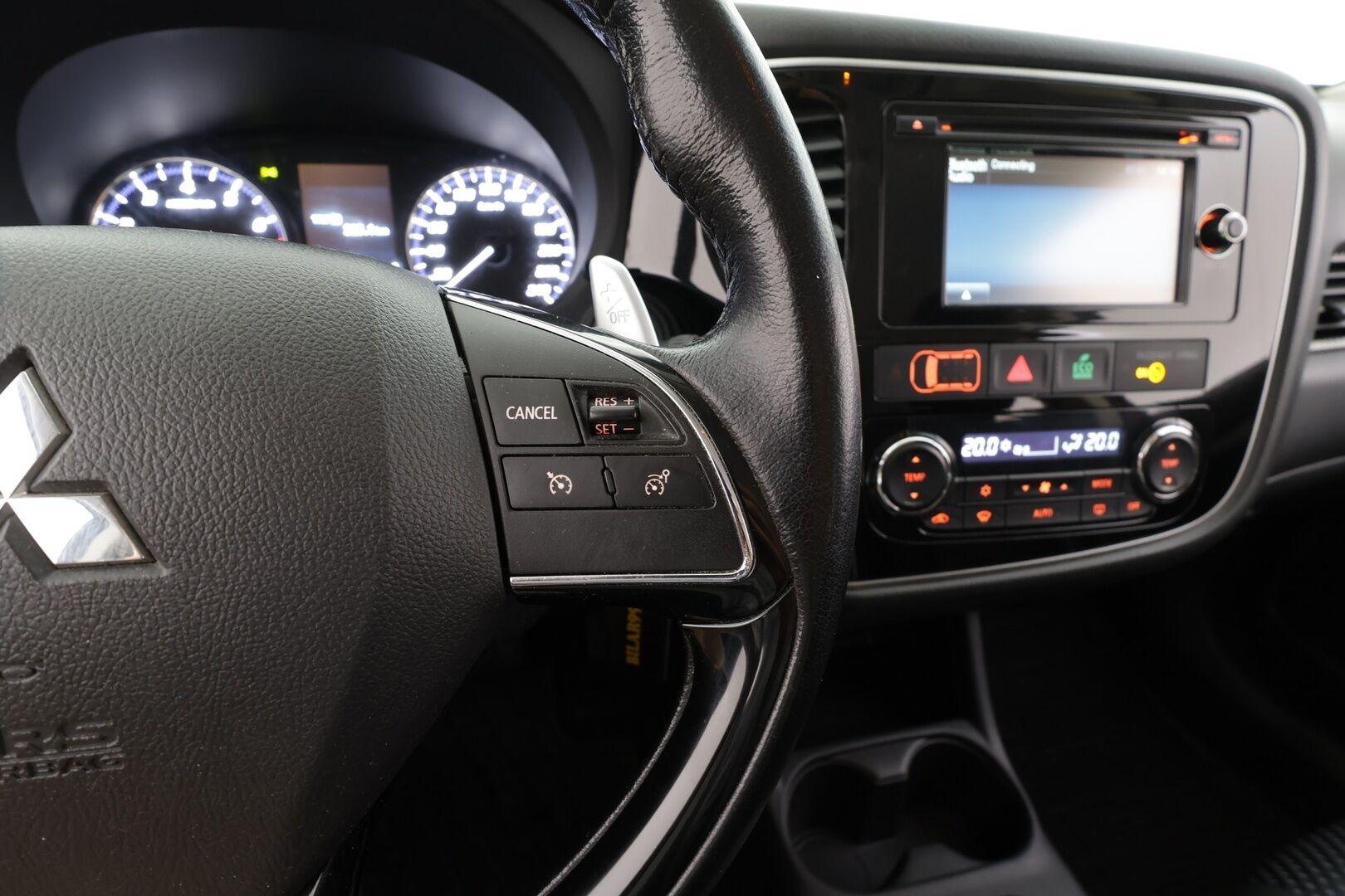 Mitsubishi Outlander 2016 2,0 MIVEC Intense CVT 2WD 5P - | Lohkolämmitin | Vakkari | P.Kamera | Facelift | Bluetooth | Rattivaihteet | Kahdet renkaat | Suomi-auto | 
