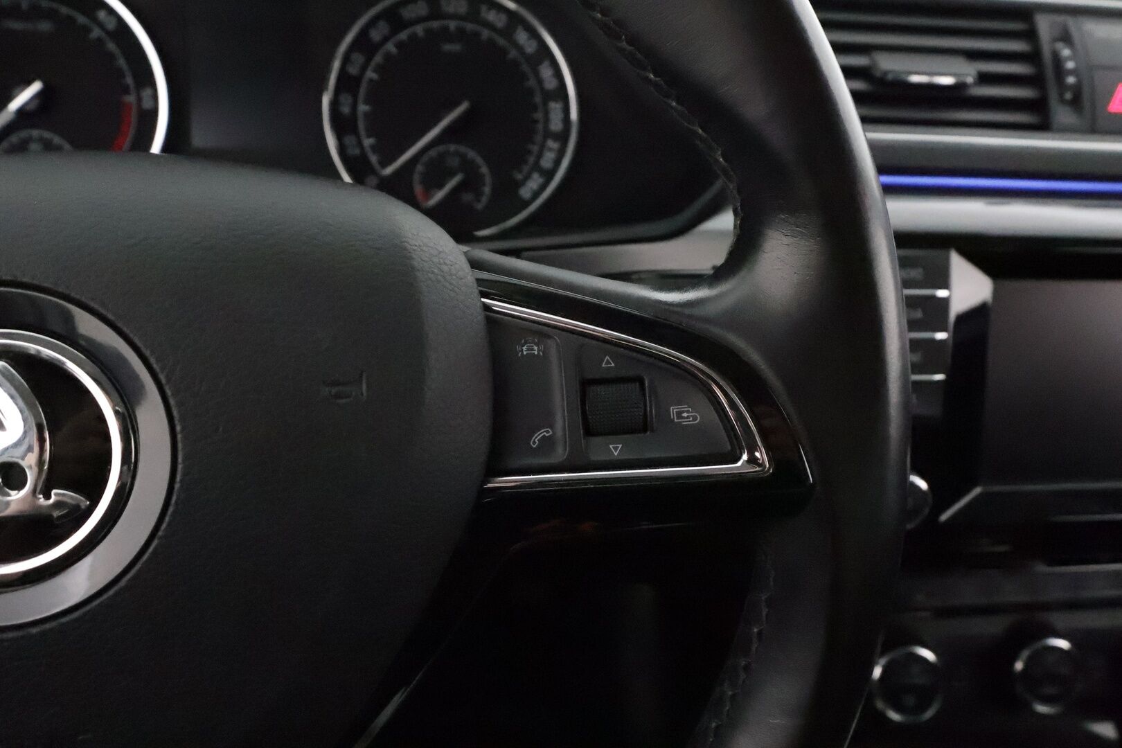 Skoda Superb 2016 Combi 2,0 TDI 190 4x4 Style DSG **Canton / Webasto / Koukku / Adapt.Vakkari / Xenon / P.Tutkat / Muistipenkki / Navi** - Suomi-auto / Kahdet Renkaat / Merkkihuollettu! / **HYVILLÄ KAMOILLA**