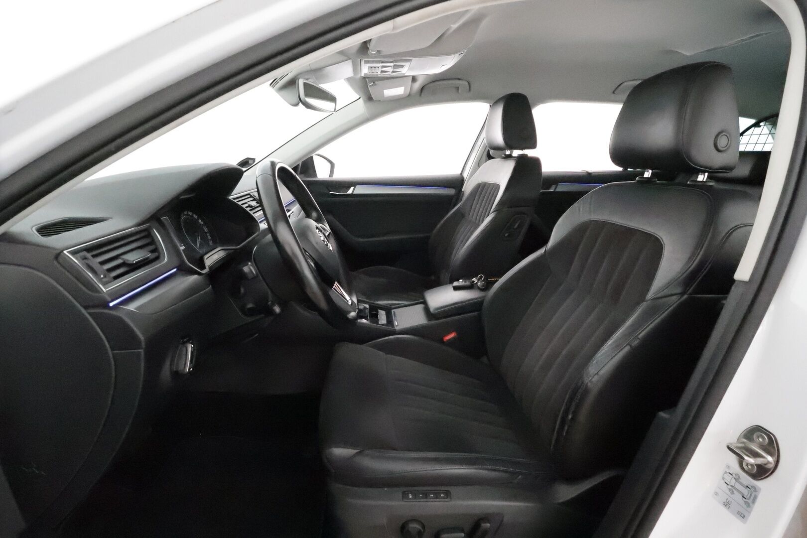 Skoda Superb 2016 Combi 2,0 TDI 190 4x4 Style DSG **Canton / Webasto / Koukku / Adapt.Vakkari / Xenon / P.Tutkat / Muistipenkki / Navi** - Suomi-auto / Kahdet Renkaat / Merkkihuollettu! / **HYVILLÄ KAMOILLA**
