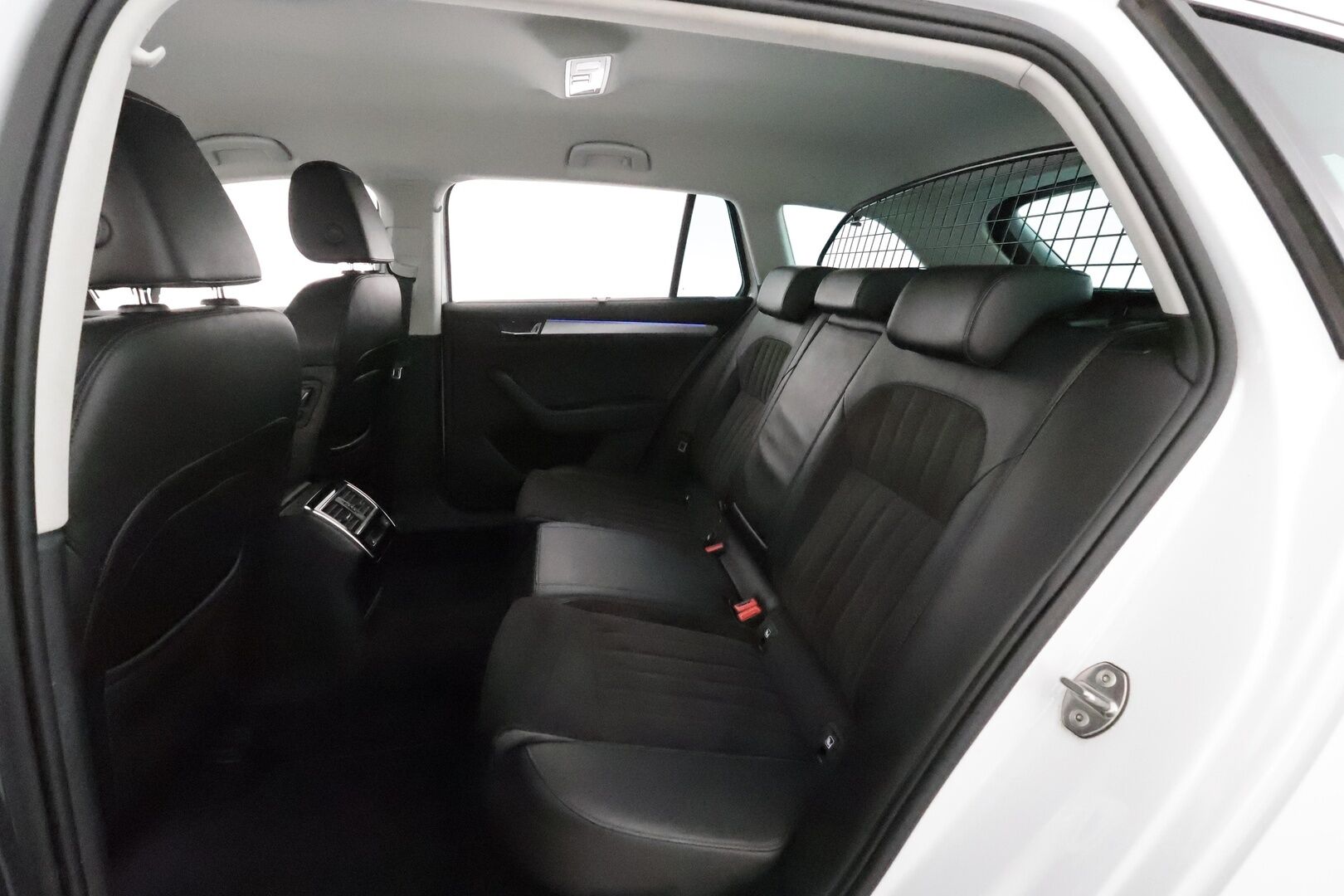 Skoda Superb 2016 Combi 2,0 TDI 190 4x4 Style DSG **Canton / Webasto / Koukku / Adapt.Vakkari / Xenon / P.Tutkat / Muistipenkki / Navi** - Suomi-auto / Kahdet Renkaat / Merkkihuollettu! / **HYVILLÄ KAMOILLA**