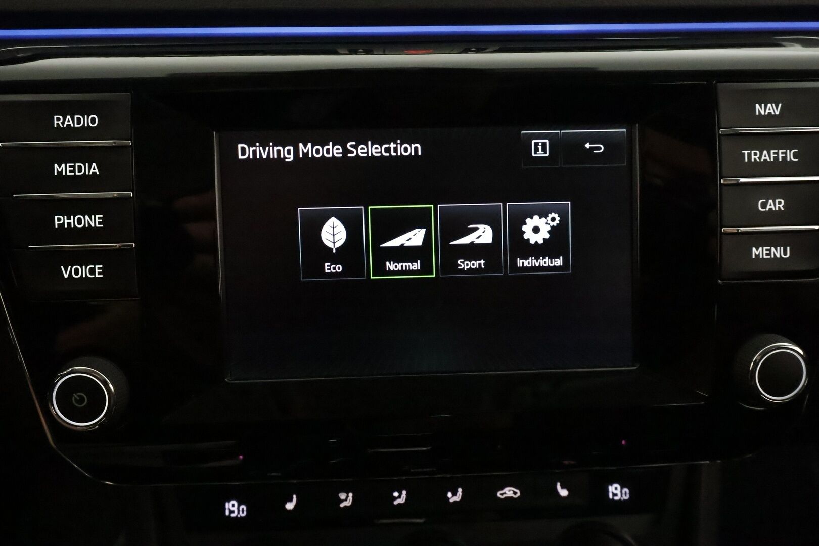 Skoda Superb 2016 Combi 2,0 TDI 190 4x4 Style DSG **Canton / Webasto / Koukku / Adapt.Vakkari / Xenon / P.Tutkat / Muistipenkki / Navi** - Suomi-auto / Kahdet Renkaat / Merkkihuollettu! / **HYVILLÄ KAMOILLA**
