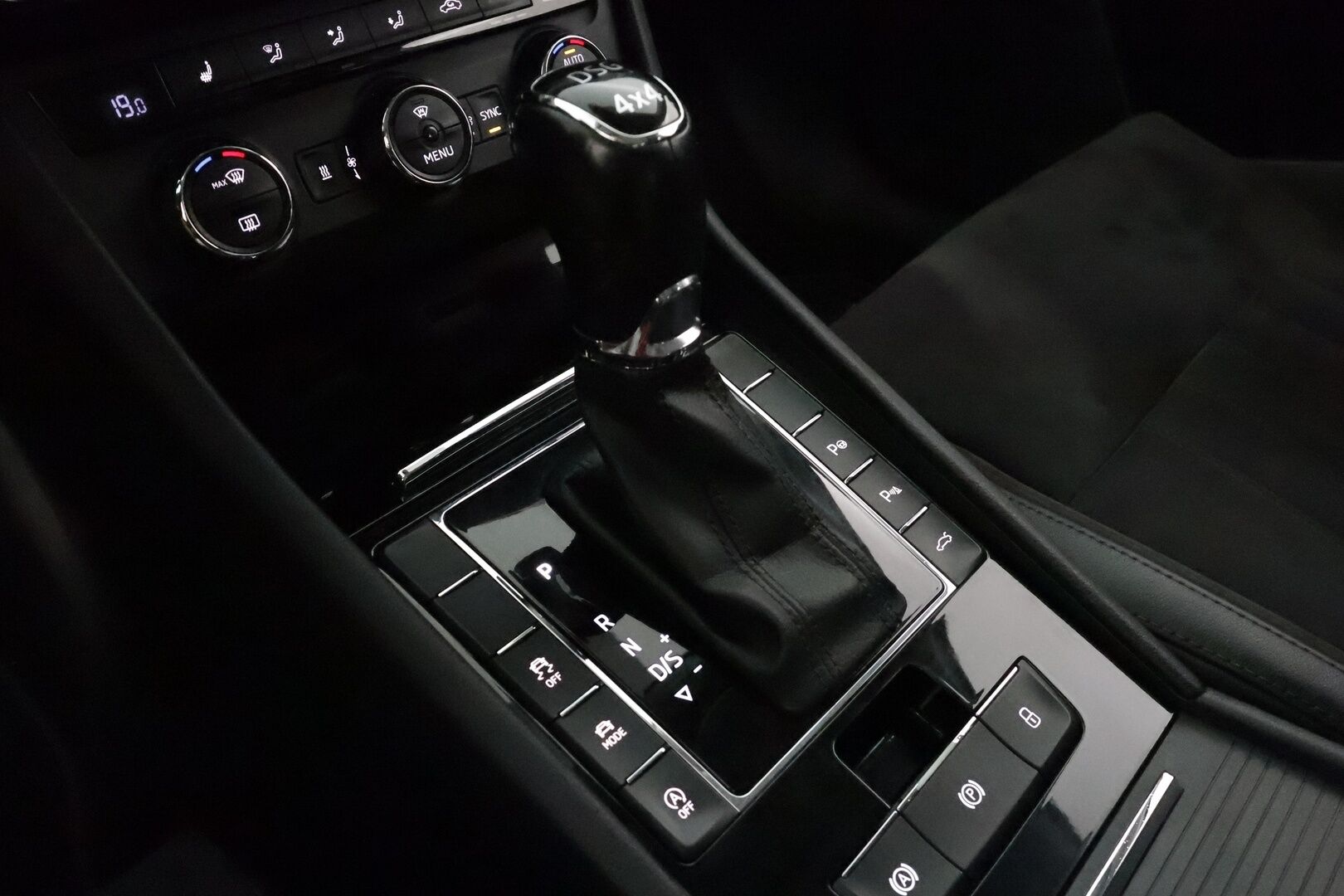 Skoda Superb 2016 Combi 2,0 TDI 190 4x4 Style DSG **Canton / Webasto / Koukku / Adapt.Vakkari / Xenon / P.Tutkat / Muistipenkki / Navi** - Suomi-auto / Kahdet Renkaat / Merkkihuollettu! / **HYVILLÄ KAMOILLA**