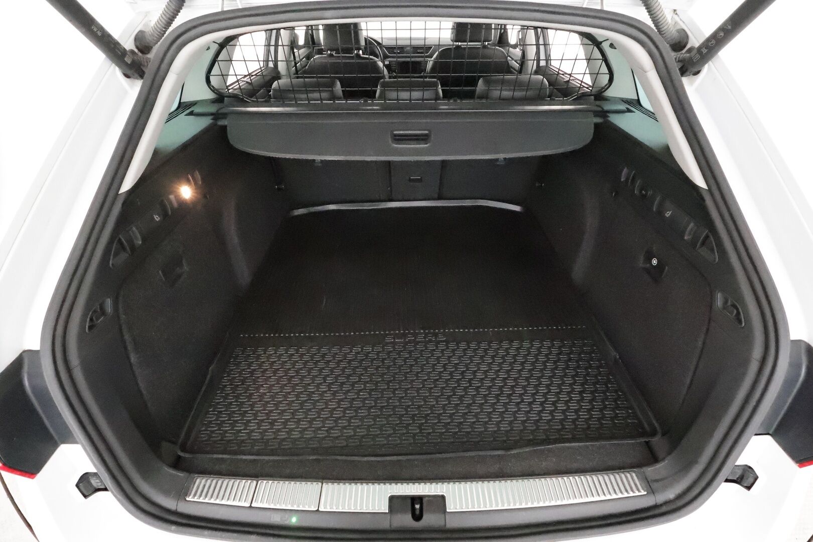 Skoda Superb 2016 Combi 2,0 TDI 190 4x4 Style DSG **Canton / Webasto / Koukku / Adapt.Vakkari / Xenon / P.Tutkat / Muistipenkki / Navi** - Suomi-auto / Kahdet Renkaat / Merkkihuollettu! / **HYVILLÄ KAMOILLA**