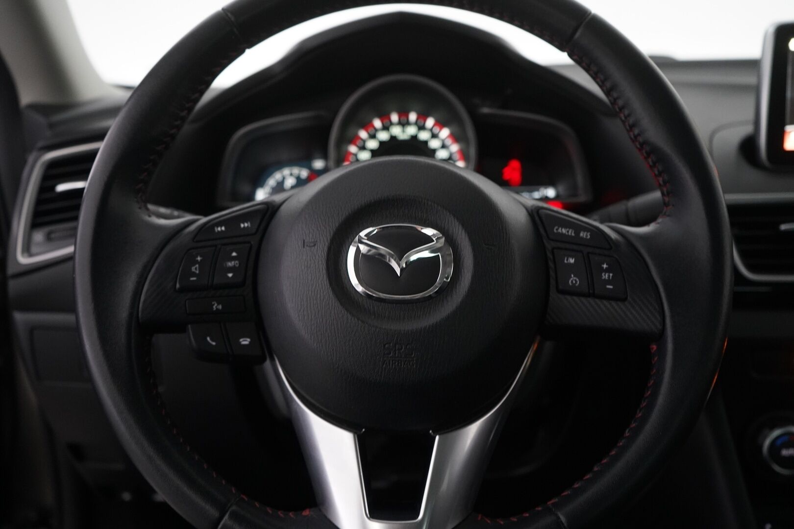 Mazda 3 2016 Sedan 2,0 (120) SKYACTIV-G Premium Plus 6AT 4ov CP2 *Vakkari / Lohko / Tutka* - Suomi-auto / Kahdet OEM vanteet! / Pienet kilometrit / Juuri katsastettu