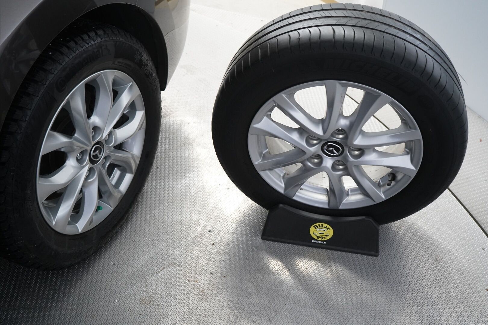 Mazda 3 2016 Sedan 2,0 (120) SKYACTIV-G Premium Plus 6AT 4ov CP2 *Vakkari / Lohko / Tutka* - Kahdet renkaat Mazdan alumiinivantein / Pienet kilometrit / Juuri katsastettu