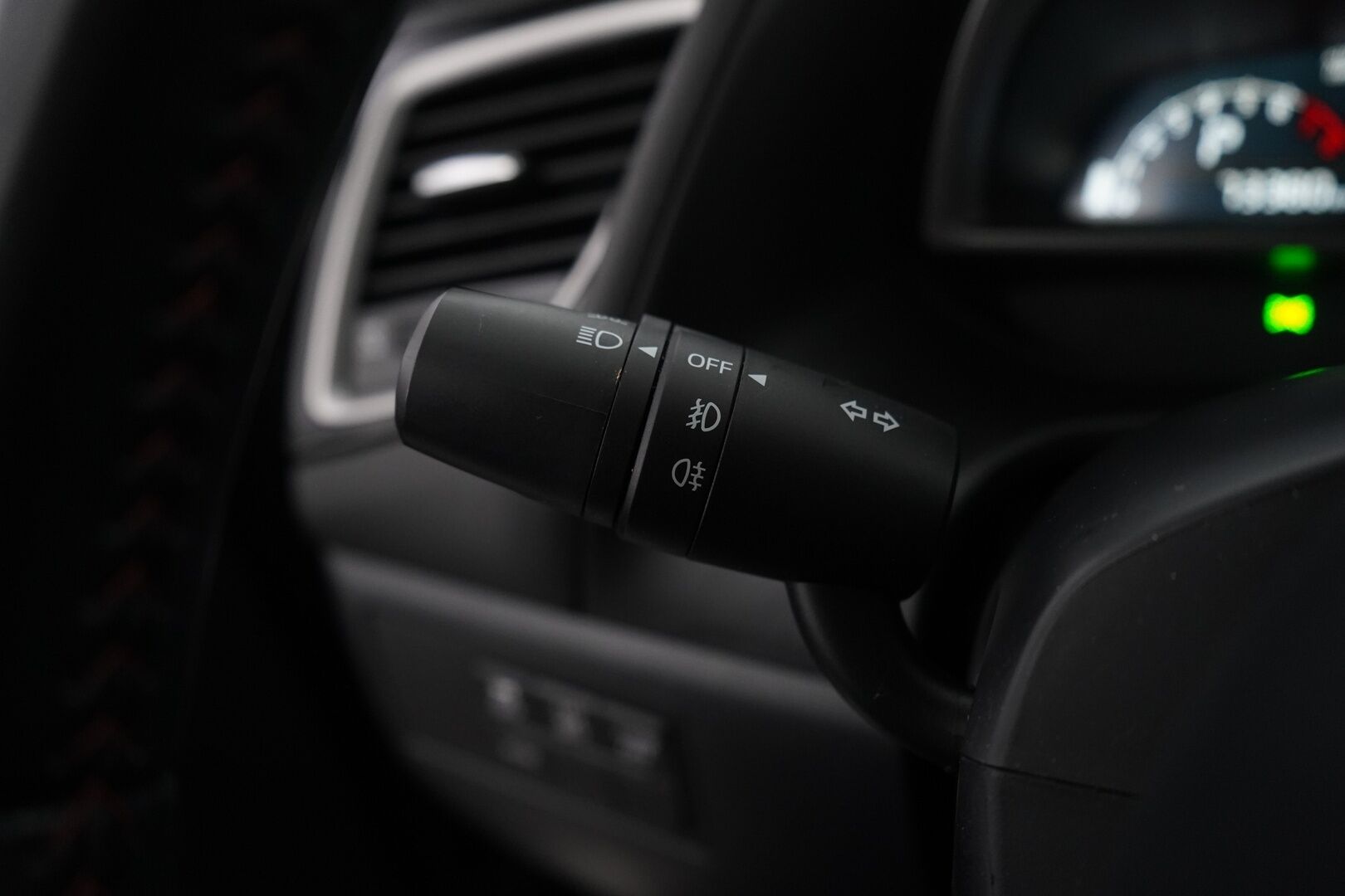 Mazda 3 2016 Sedan 2,0 (120) SKYACTIV-G Premium Plus 6AT 4ov CP2 *Vakkari / Lohko / Tutka* - Kahdet renkaat Mazdan alumiinivantein / Pienet kilometrit / Juuri katsastettu