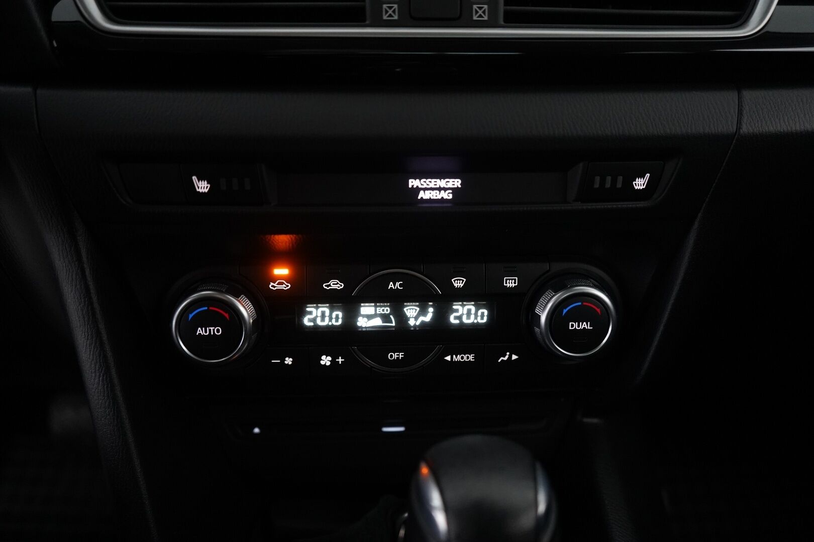 Mazda 3 2016 Sedan 2,0 (120) SKYACTIV-G Premium Plus 6AT 4ov CP2 *Vakkari / Lohko / Tutka* - Suomi-auto / Kahdet OEM vanteet! / Pienet kilometrit / Juuri katsastettu