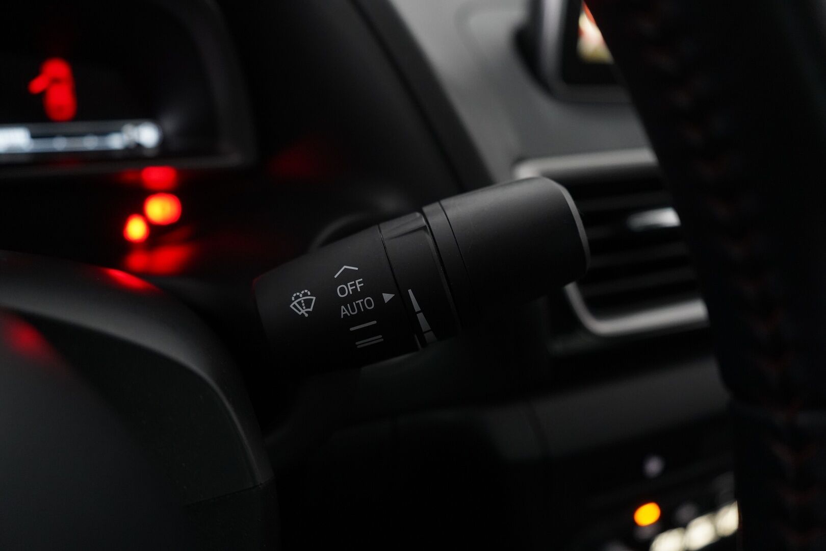 Mazda 3 2016 Sedan 2,0 (120) SKYACTIV-G Premium Plus 6AT 4ov CP2 *Vakkari / Lohko / Tutka* - Suomi-auto / Kahdet OEM vanteet! / Pienet kilometrit / Juuri katsastettu