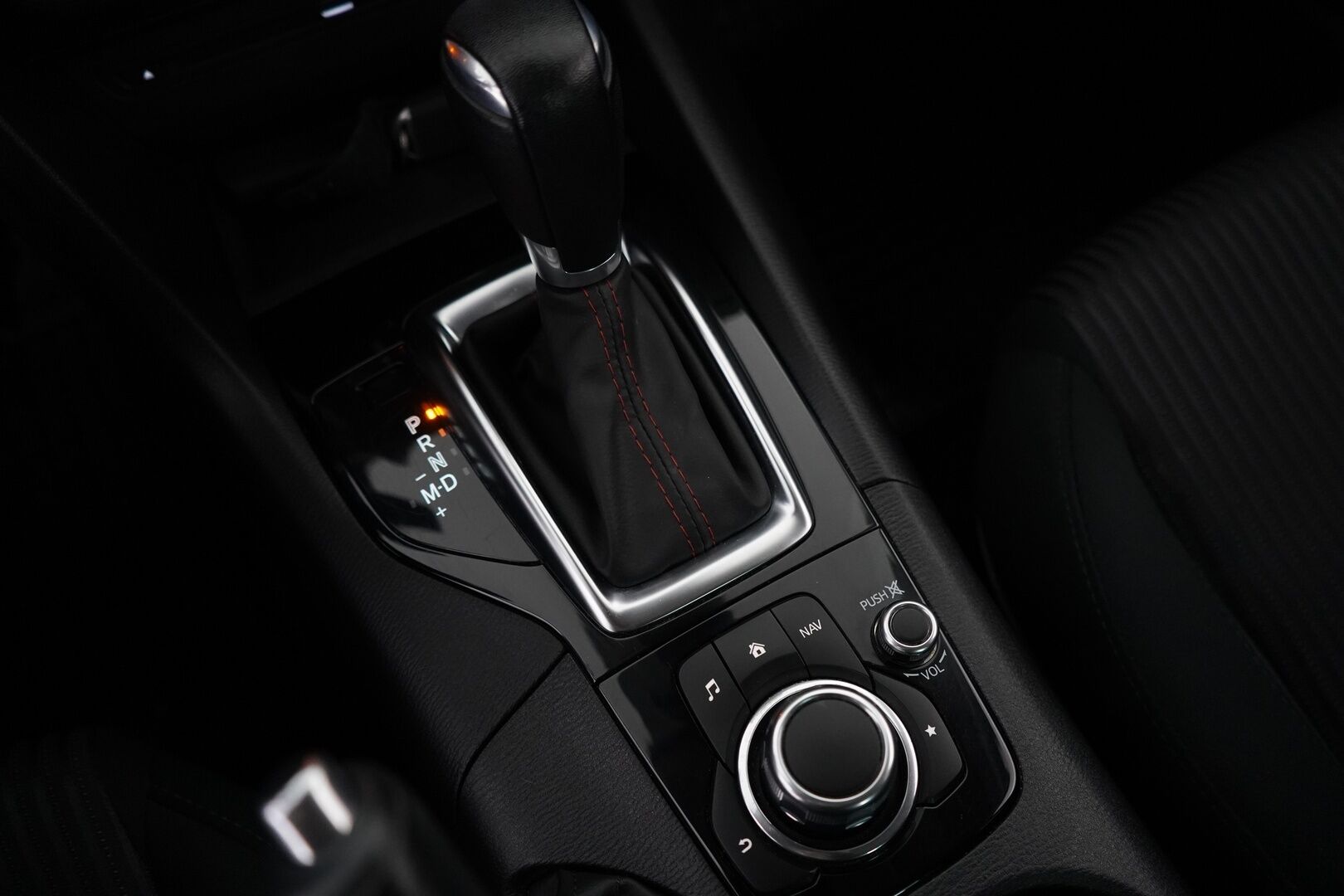 Mazda 3 2016 Sedan 2,0 (120) SKYACTIV-G Premium Plus 6AT 4ov CP2 *Vakkari / Lohko / Tutka* - Kahdet renkaat Mazdan alumiinivantein / Pienet kilometrit / Juuri katsastettu