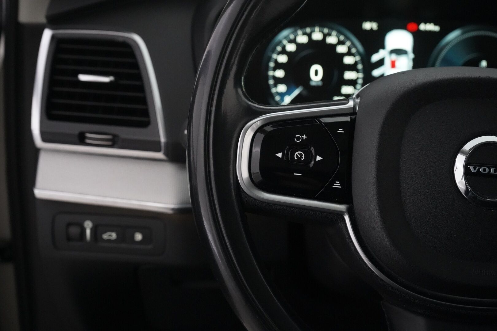 Volvo XC90 2016 T8 Twin Engine AWD Inscription aut - Juuri saapunut 7-paikkainen | Alletaittuva koukku | Bowers&Wilkins | Nahkapenkit muistilla | HUD | Panorama | Kamera