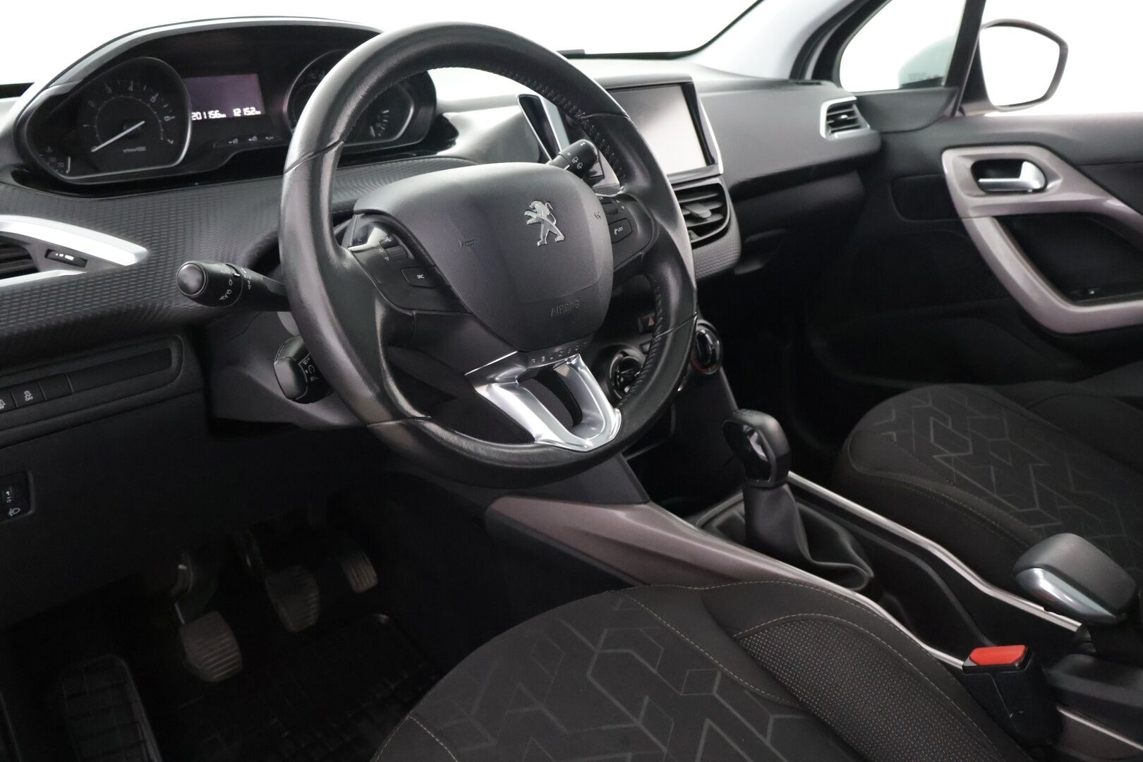 Peugeot 2008 2016 Vision VTi 82 - Panorama ikkuna | Lohko | Vakkari | Hyvin huollettu | Penkinlämmittimet