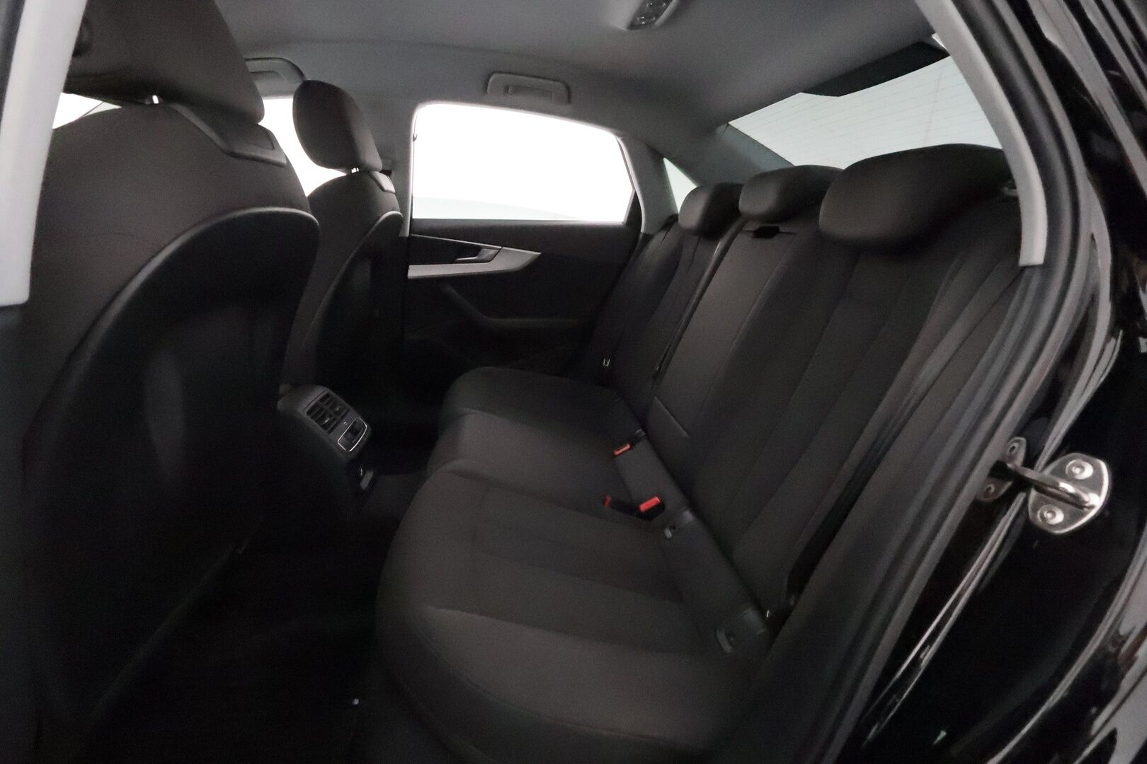 Audi A4 2016 Sedan First Edition Business Sport 2,0 TDI 140 kW quattro S tronic *Vakkari / P.tutkat / Sporttipenkit / Koukku / LED* - Suomi-auto / Kahdet renkaat aluvanteilla