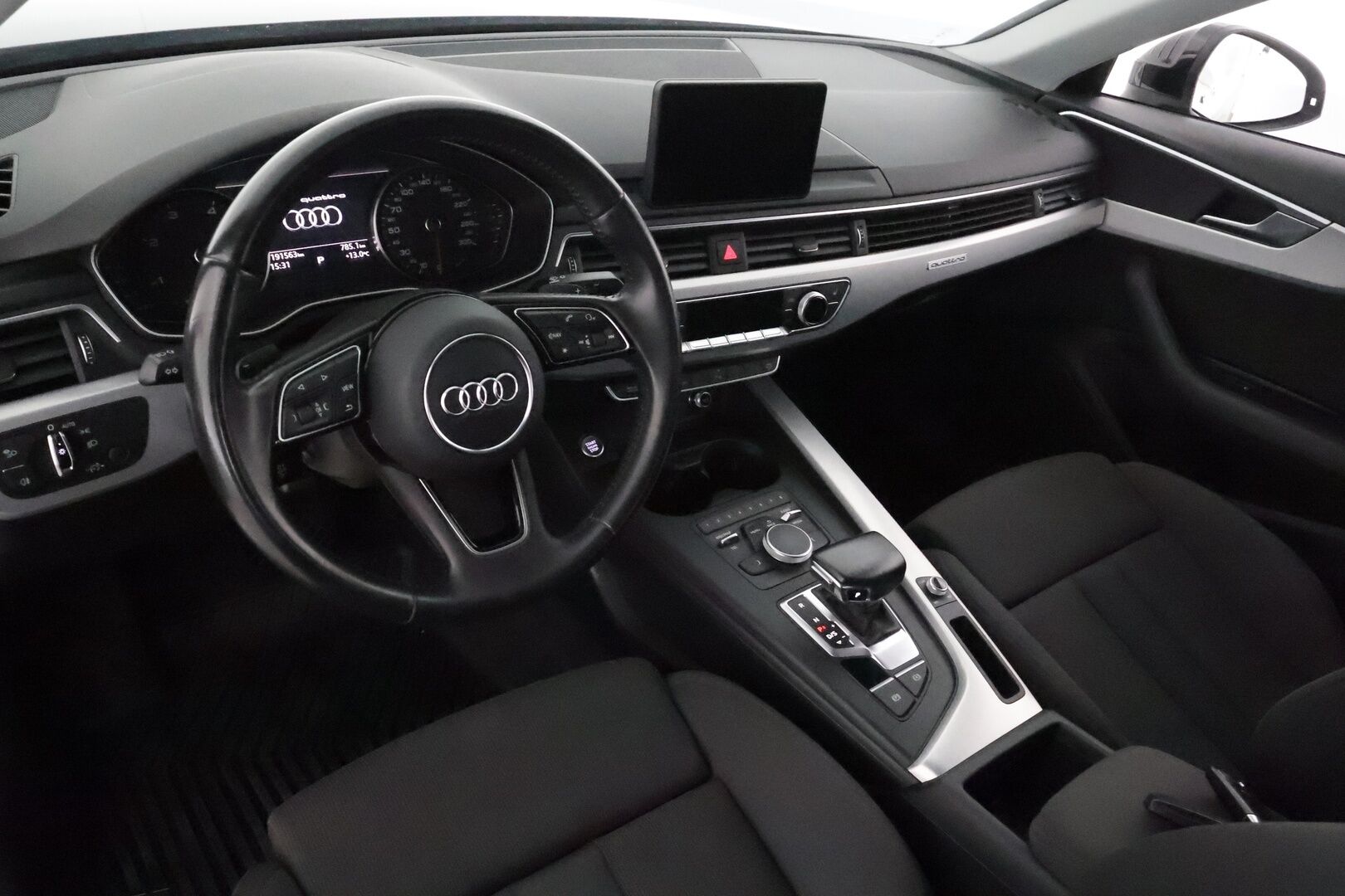 Audi A4 2016 Sedan First Edition Business Sport 2,0 TDI 140 kW quattro S tronic * Webasto / Koukku / Sporttipenkit / LED / Vakkari - Suomi-auto / Kahdet renkaat aluvanteilla / Juuri tullut Tampereelle! - HULLU BLACKWEEK KORKOTARJOUS 2,49%