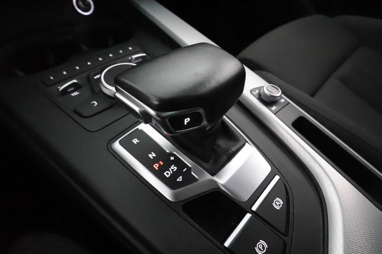 Audi A4 2016 Sedan First Edition Business Sport 2,0 TDI 140 kW quattro S tronic *Vakkari / P.tutkat / Sporttipenkit / Koukku / LED* - Suomi-auto / Kahdet renkaat aluvanteilla