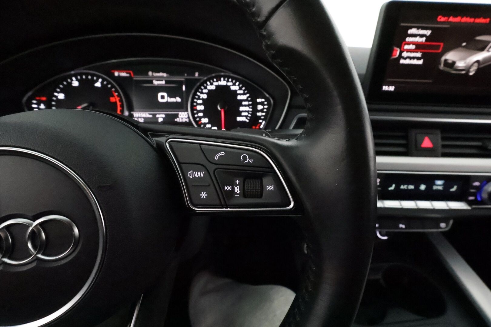 Audi A4 2016 Sedan First Edition Business Sport 2,0 TDI 140 kW quattro S tronic *Vakkari / P.tutkat / Sporttipenkit / Koukku / LED* - Suomi-auto / Kahdet renkaat aluvanteilla