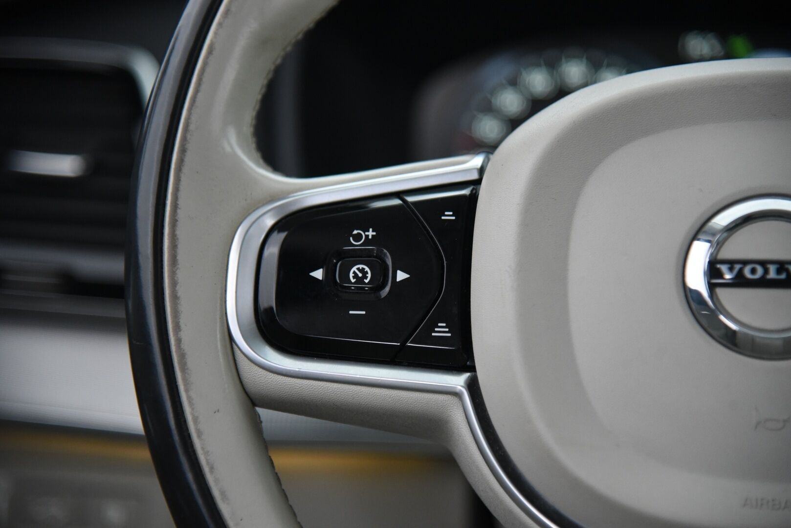 Volvo XC90 2016 T8 Twin Engine AWD Inscription aut - Suomi-Auto / HUD / Adapt.vak / 360-kamera / Muistinahat / VOC / Aktiiviset LED -ajovalot / NAVI