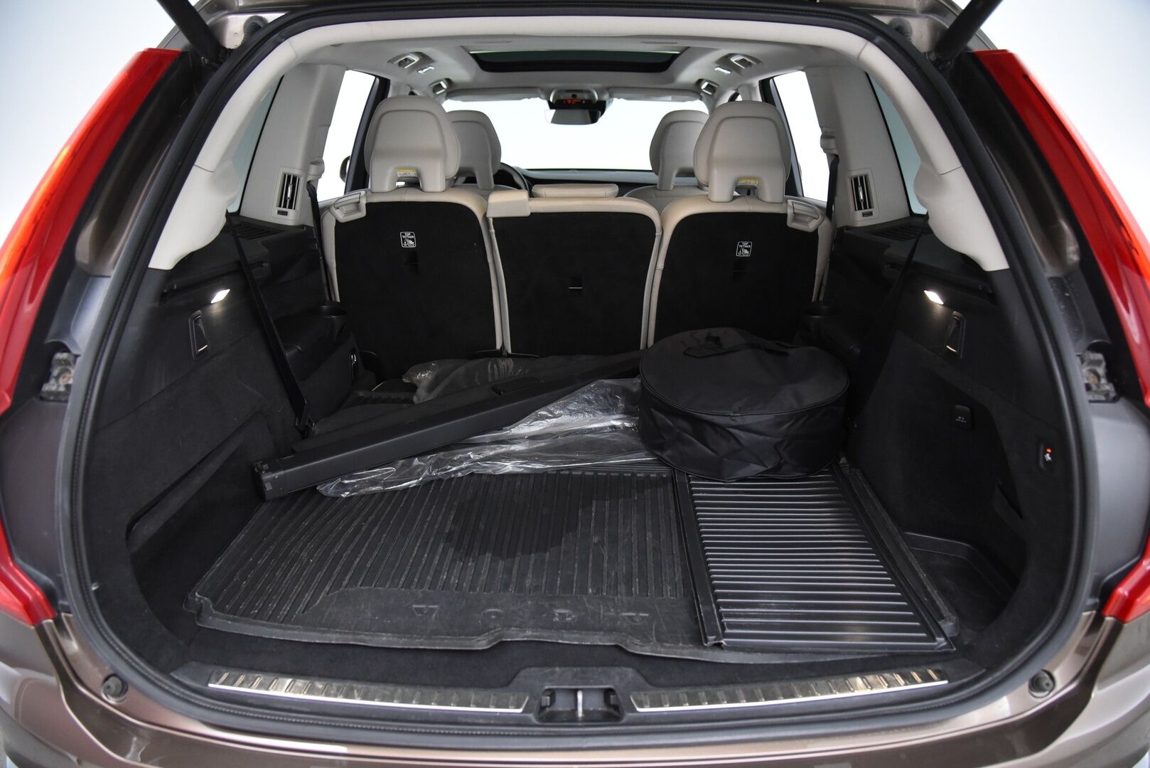 Volvo XC90 2016 T8 Twin Engine AWD Inscription aut - Suomi-Auto / HUD / Adapt.vak / 360-kamera / Muistinahat / VOC / Aktiiviset LED -ajovalot / NAVI
