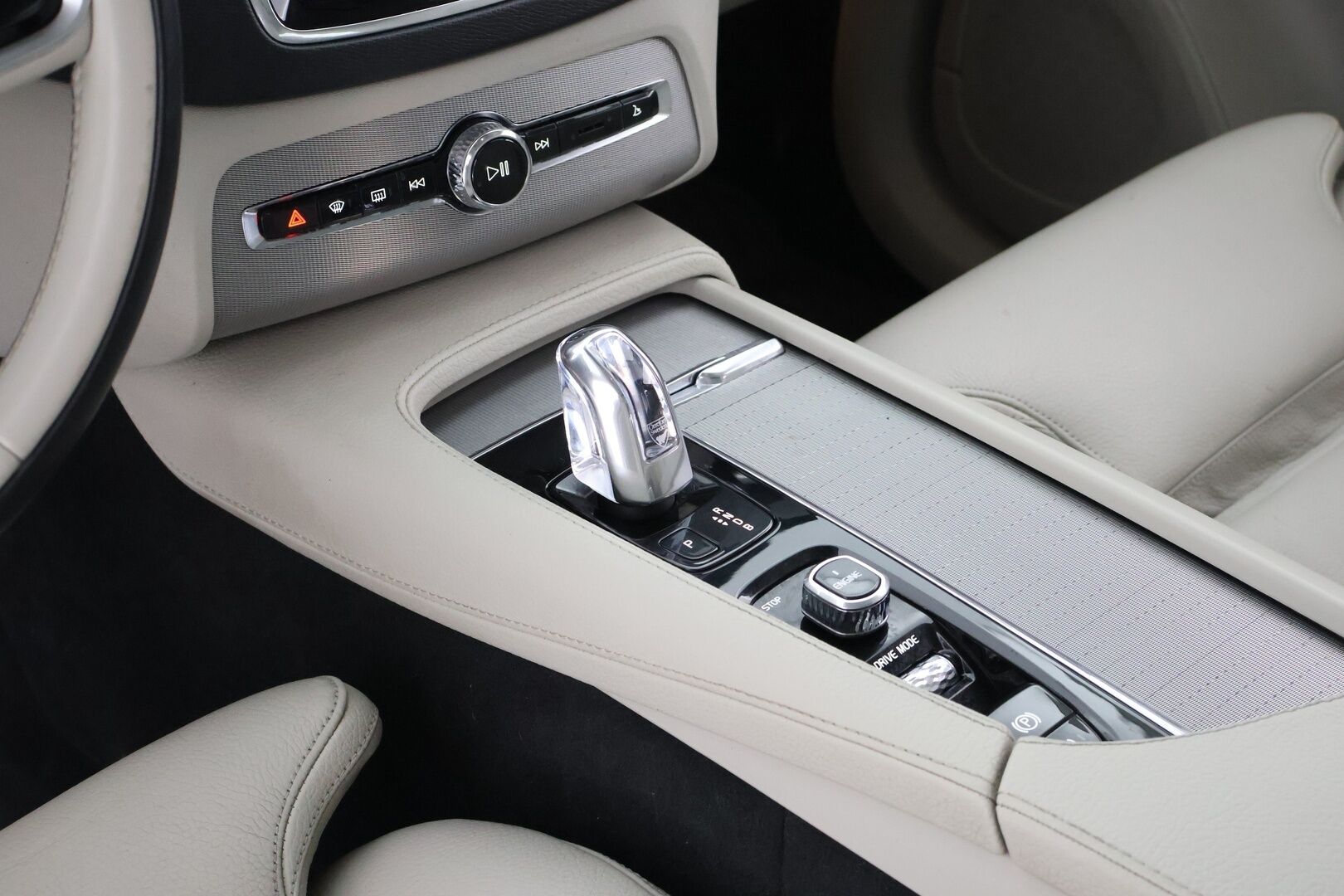 Volvo XC90 2016 T8 Twin Engine AWD Inscription aut - Suomi-Auto / HUD / Adapt.vak / 360-kamera / Muistinahat / VOC / Aktiiviset LED -ajovalot / NAVI