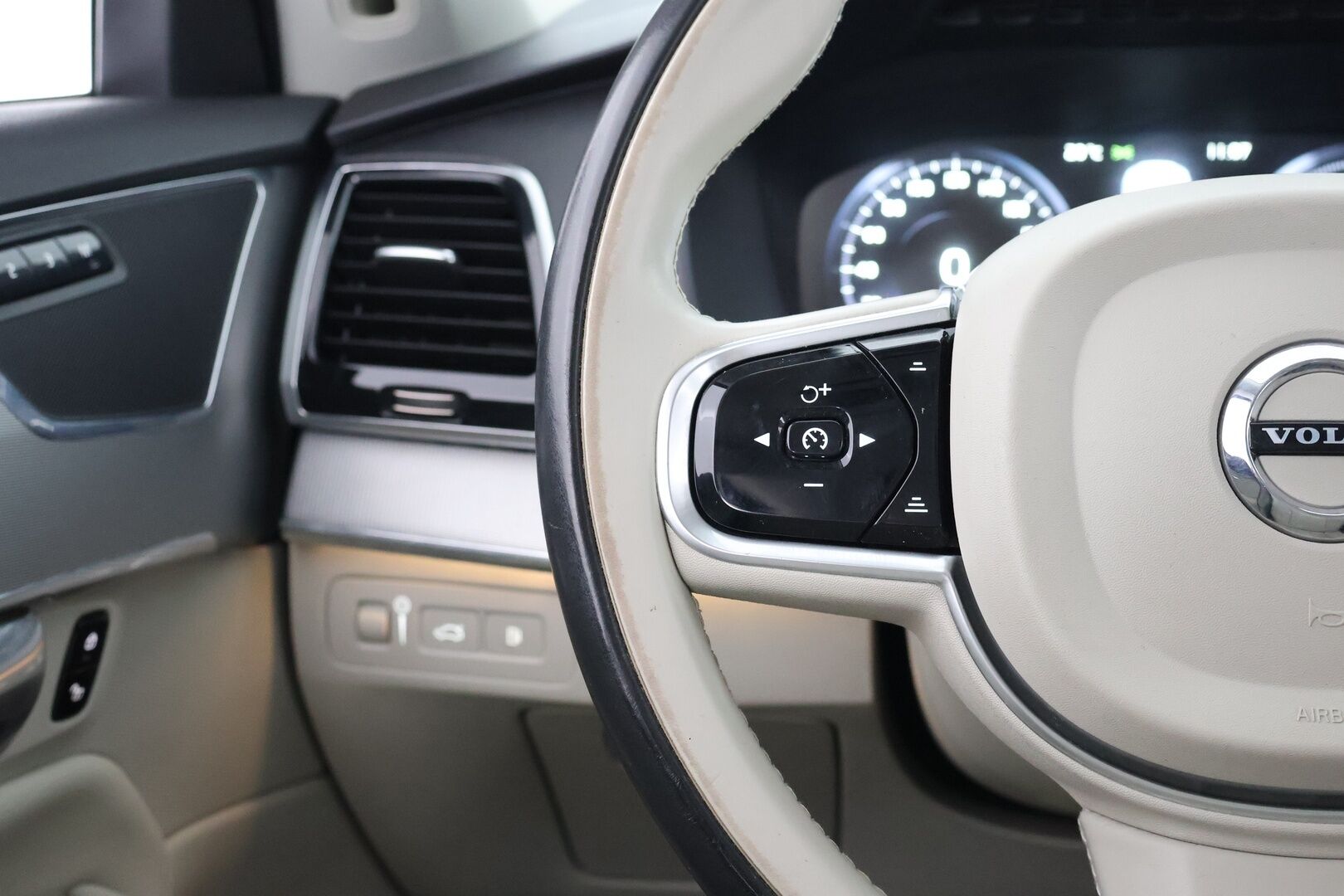 Volvo XC90 2016 T8 Twin Engine AWD Inscription aut - Suomi-Auto / HUD / Adapt.vak / 360-kamera / Muistinahat / VOC / Aktiiviset LED -ajovalot / NAVI