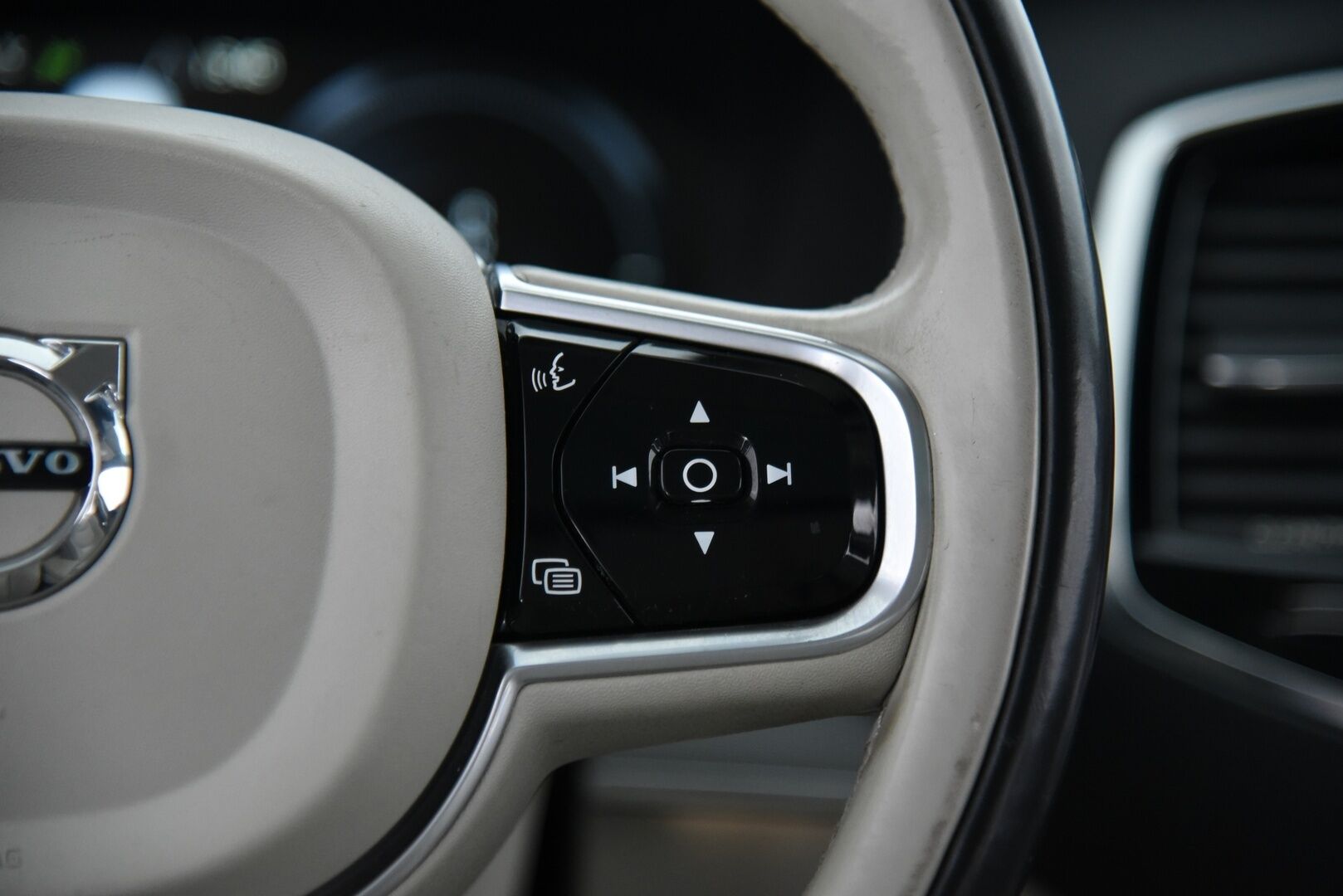 Volvo XC90 2016 T8 Twin Engine AWD Inscription aut - Suomi-Auto / HUD / Adapt.vak / 360-kamera / Muistinahat / VOC / Aktiiviset LED -ajovalot / NAVI
