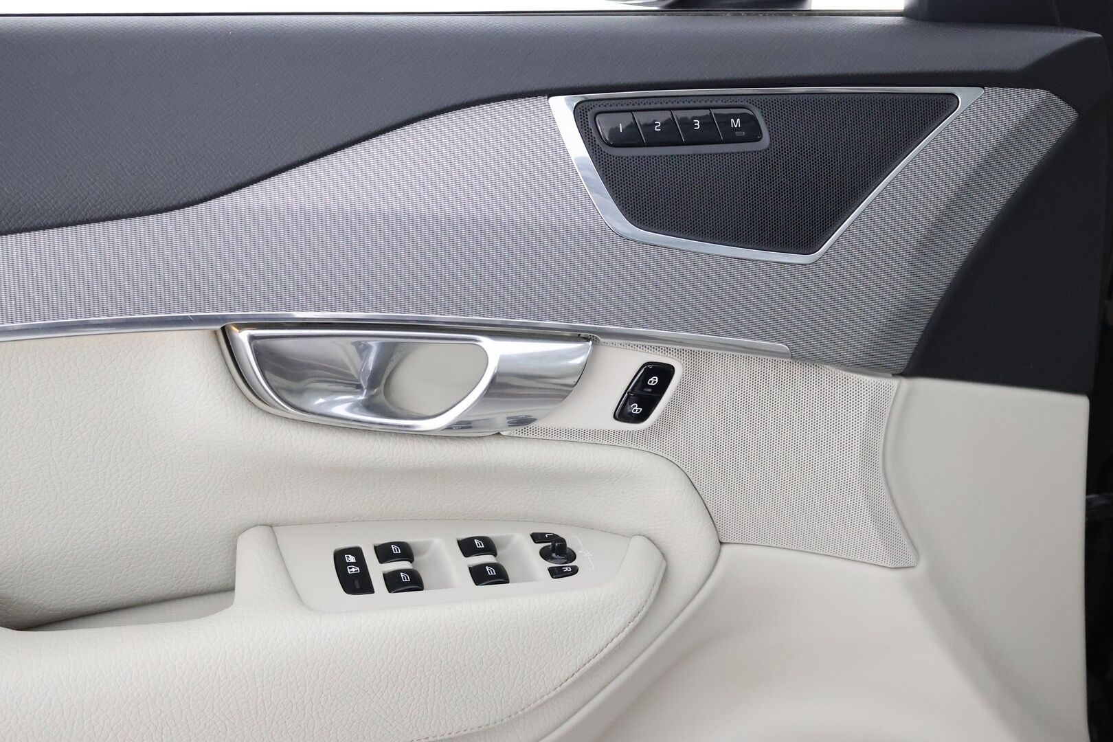 Volvo XC90 2016 T8 Twin Engine AWD Inscription aut - Suomi-Auto / HUD / Adapt.vak / 360-kamera / Muistinahat / VOC / Aktiiviset LED -ajovalot / NAVI