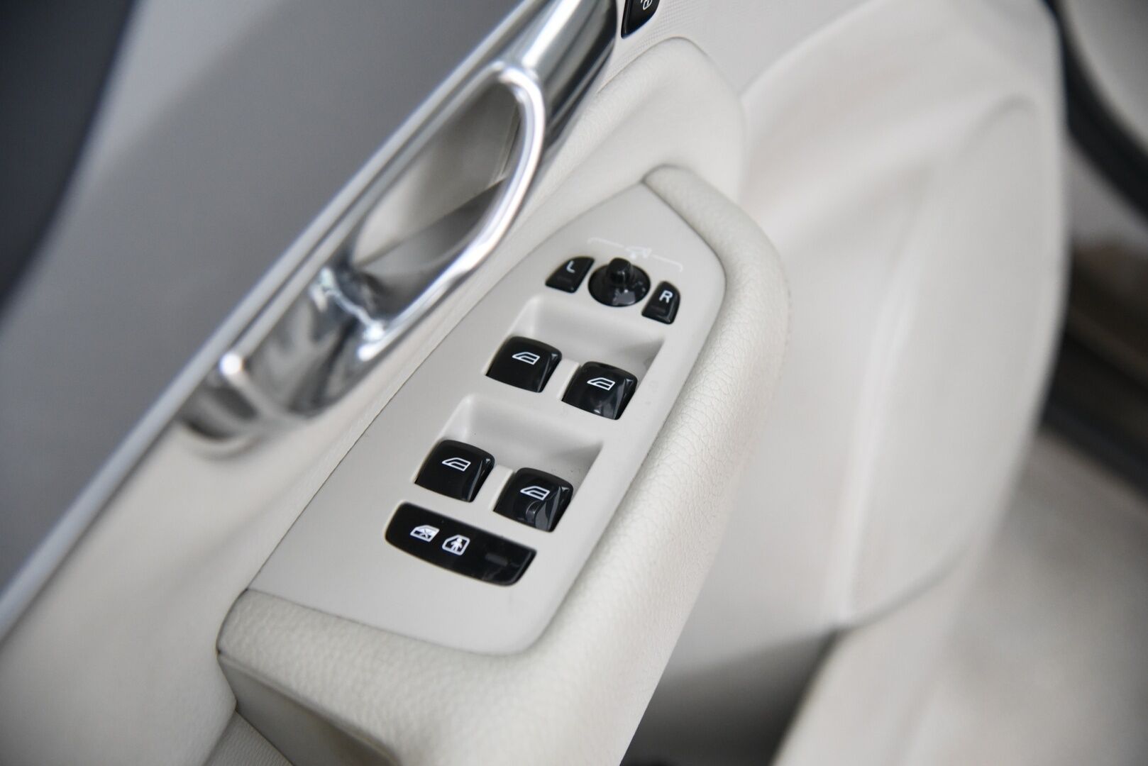 Volvo XC90 2016 T8 Twin Engine AWD Inscription aut - Suomi-Auto / HUD / Adapt.vak / 360-kamera / Muistinahat / VOC / Aktiiviset LED -ajovalot / NAVI