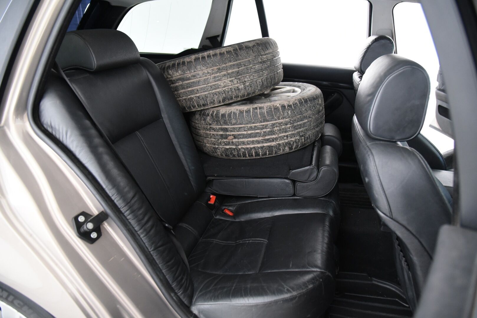 BMW 525 2004 5D 525I TOURING / Sporttinahat / Tarkka huoltokirja / Vetokoukku / 2x Renkaat  - YritysOutlet - Myydään vain yrityksille - 2x Renkaat / Vakkari / Vetokoukku / Suomi-auto