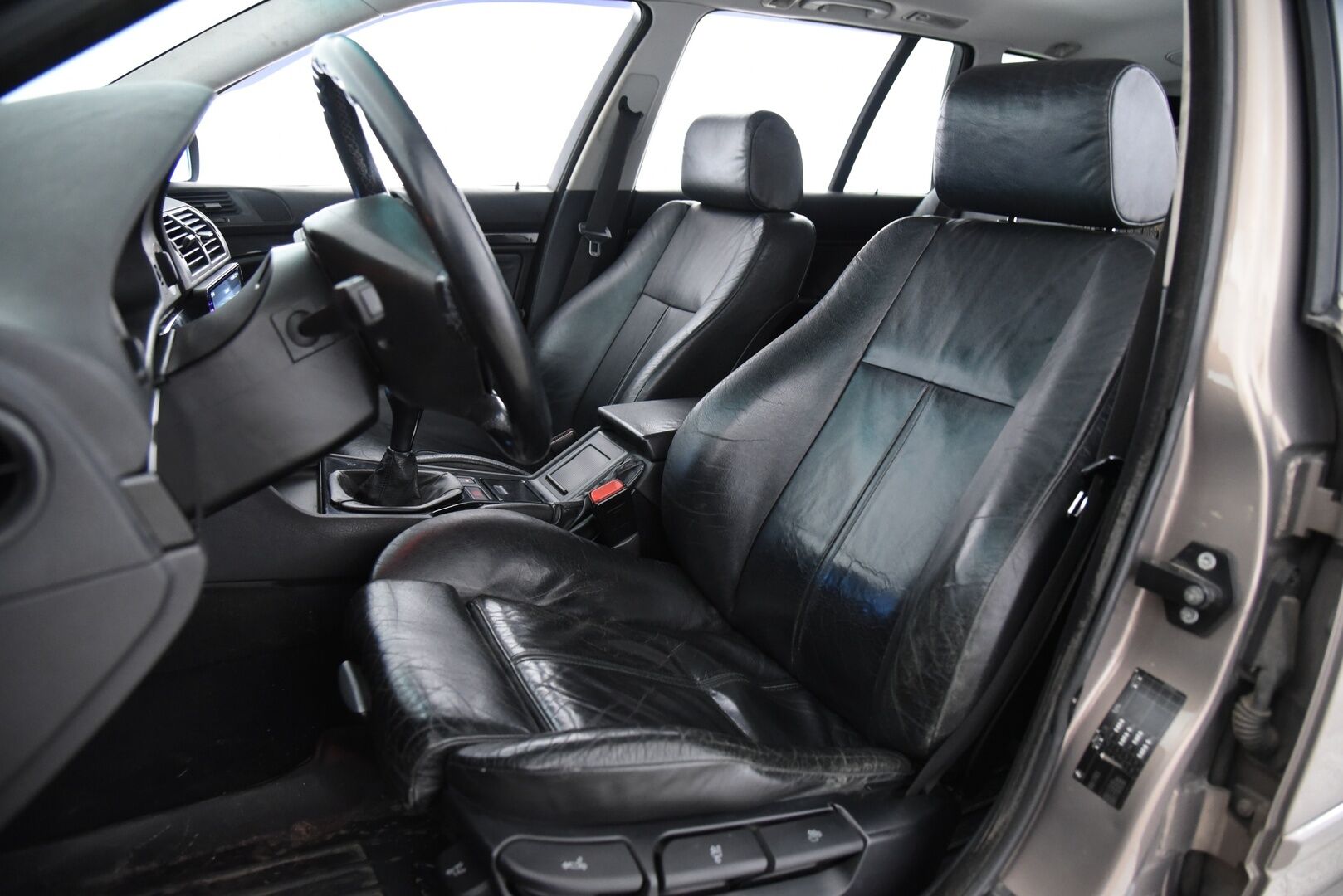 BMW 525 2004 5D 525I TOURING / Sporttinahat / Tarkka huoltokirja / Vetokoukku / 2x Renkaat  - YritysOutlet - Myydään vain yrityksille - 2x Renkaat / Vakkari / Vetokoukku / Suomi-auto