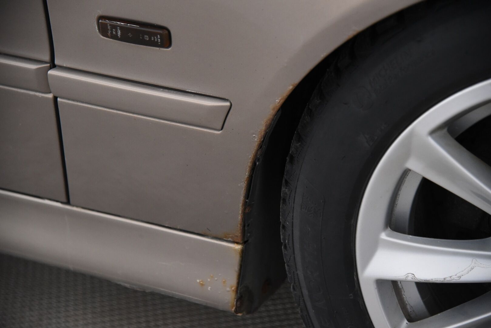 BMW 525 2004 5D 525I TOURING / Sporttinahat / Tarkka huoltokirja / Vetokoukku / 2x Renkaat  - YritysOutlet - Myydään vain yrityksille - 2x Renkaat / Vakkari / Vetokoukku / Suomi-auto