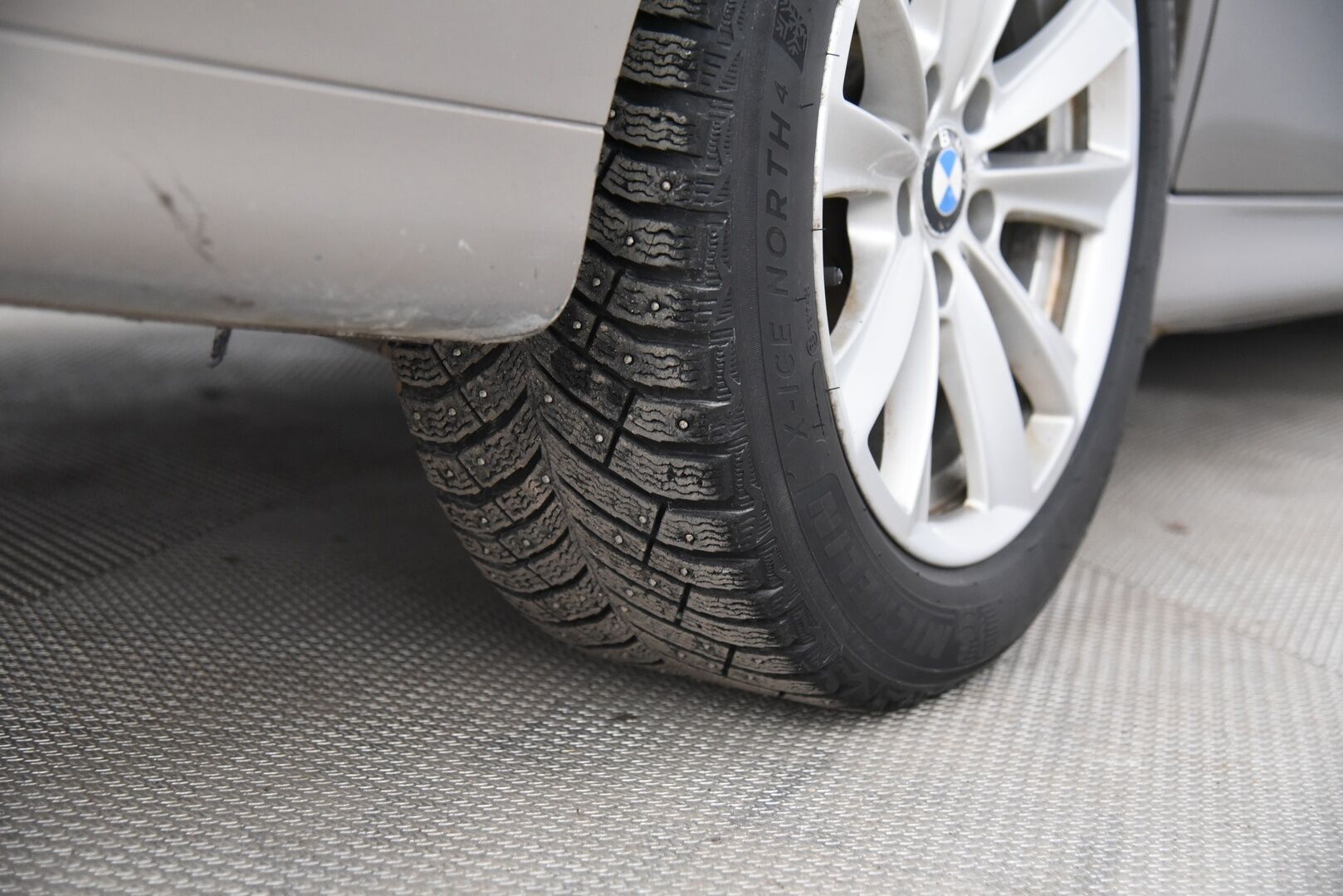 BMW 525 2004 5D 525I TOURING / Sporttinahat / Tarkka huoltokirja / Vetokoukku / 2x Renkaat  - YritysOutlet - Myydään vain yrityksille - 2x Renkaat / Vakkari / Vetokoukku / Suomi-auto