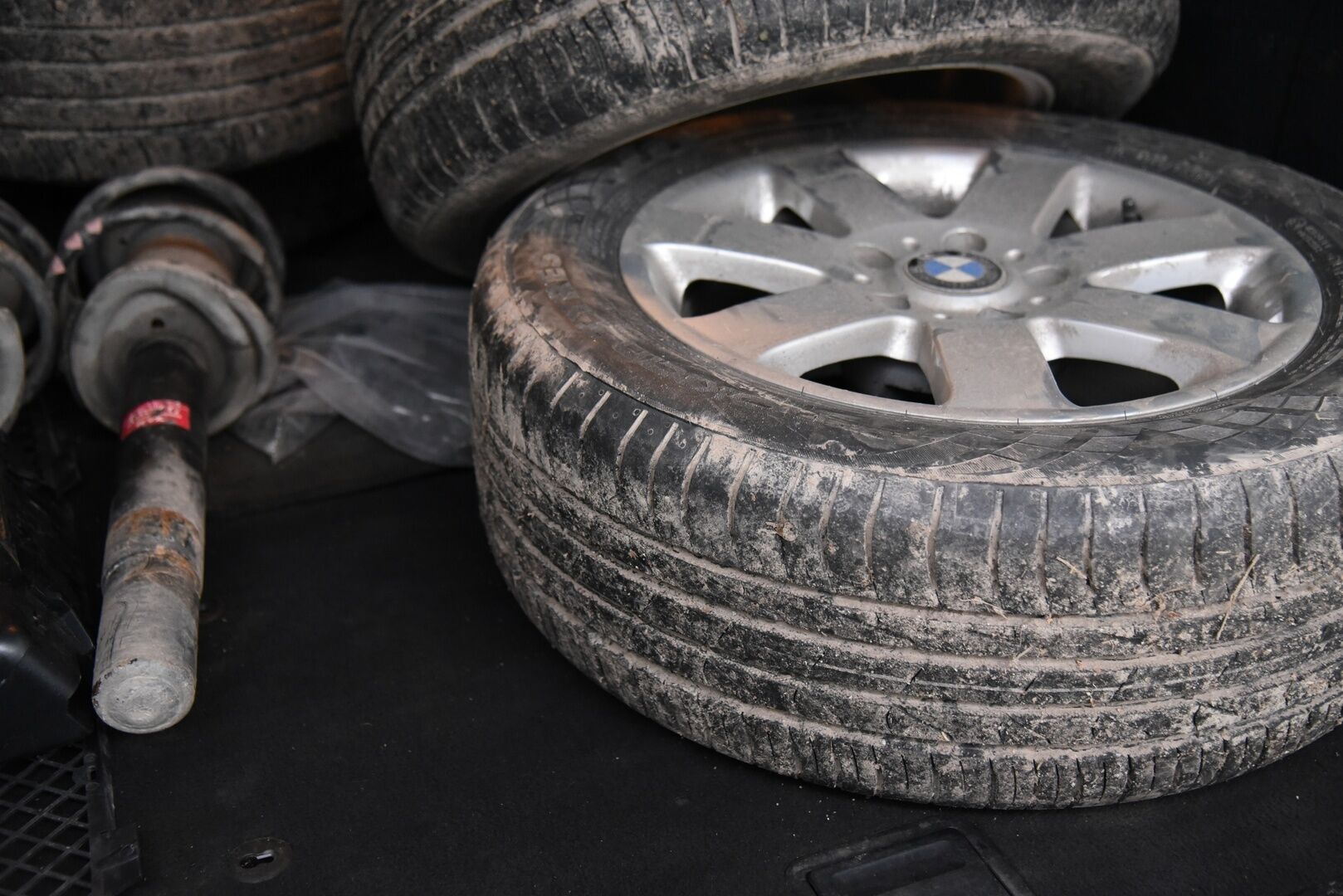 BMW 525 2004 5D 525I TOURING / Sporttinahat / Tarkka huoltokirja / Vetokoukku / 2x Renkaat  - YritysOutlet - Myydään vain yrityksille - 2x Renkaat / Vakkari / Vetokoukku / Suomi-auto