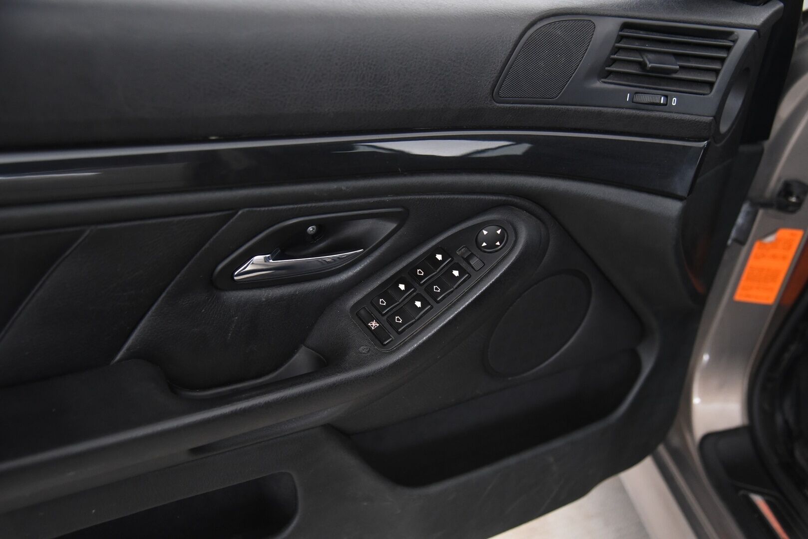 BMW 525 2004 5D 525I TOURING / Sporttinahat / Tarkka huoltokirja / Vetokoukku / 2x Renkaat  - YritysOutlet - Myydään vain yrityksille - 2x Renkaat / Vakkari / Vetokoukku / Suomi-auto