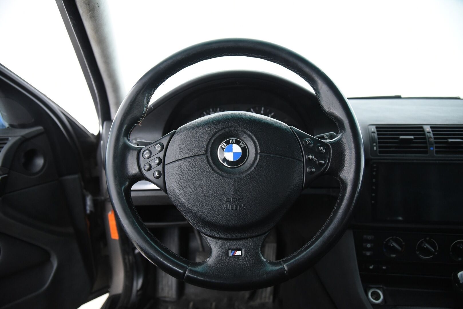 BMW 525 2004 5D 525I TOURING / Sporttinahat / Tarkka huoltokirja / Vetokoukku / 2x Renkaat  - YritysOutlet - Myydään vain yrityksille - 2x Renkaat / Vakkari / Vetokoukku / Suomi-auto