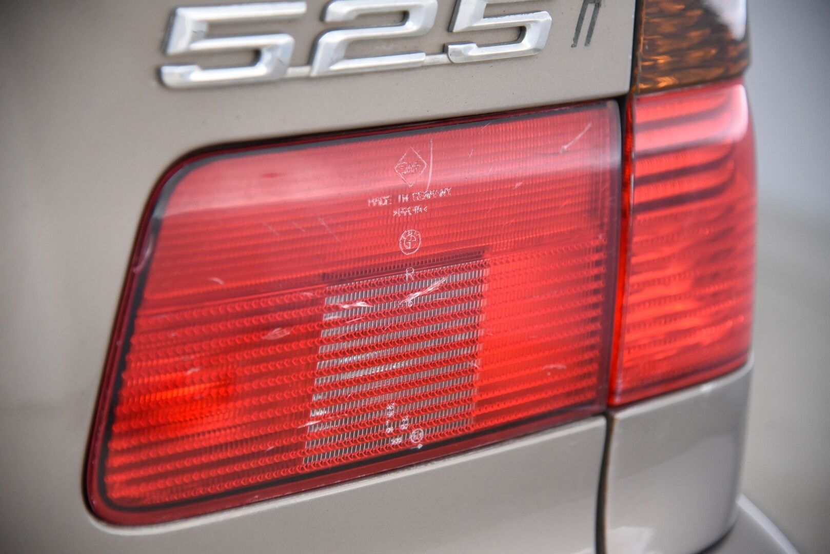 BMW 525 2004 5D 525I TOURING / Sporttinahat / Tarkka huoltokirja / Vetokoukku / 2x Renkaat  - YritysOutlet - Myydään vain yrityksille - 2x Renkaat / Vakkari / Vetokoukku / Suomi-auto