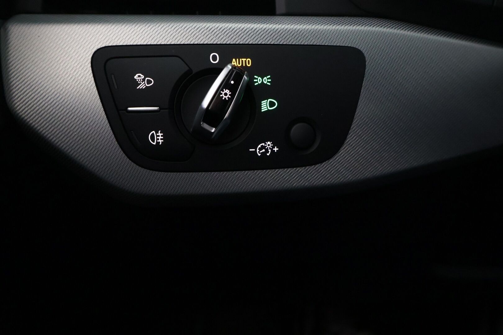 Audi A4 2016 Sedan Business Sport 1,4 TFSI 110 kW S tronic *Webasto / Digimittaristo / Led / Koukku / NMI Plus Navi* - Suomi-auto / Kahdet vanteet / Huollettu 1/26