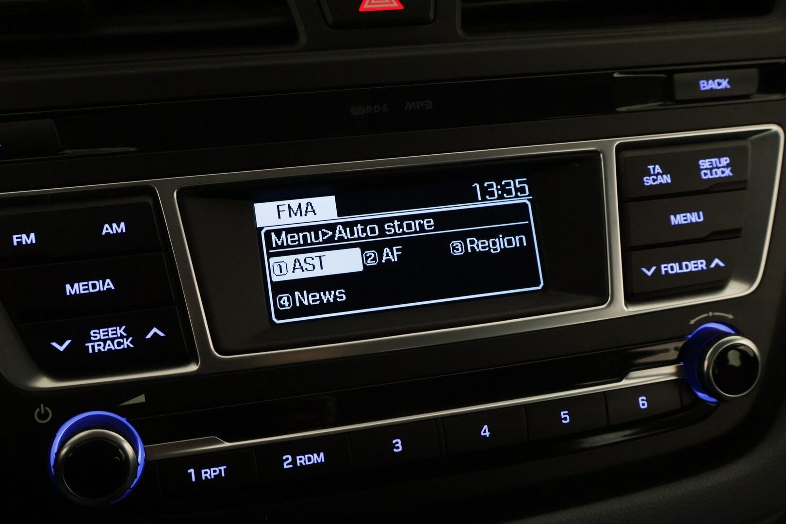 Hyundai i20 5d 2016 1,2 5MT ISG Classic **1-Omisteinen / Suomi-Auto / Lohko + sisälämmitin / Juuri katsastettu** - Kahdet hyvät renkaat ja kattava huoltohistoria! 